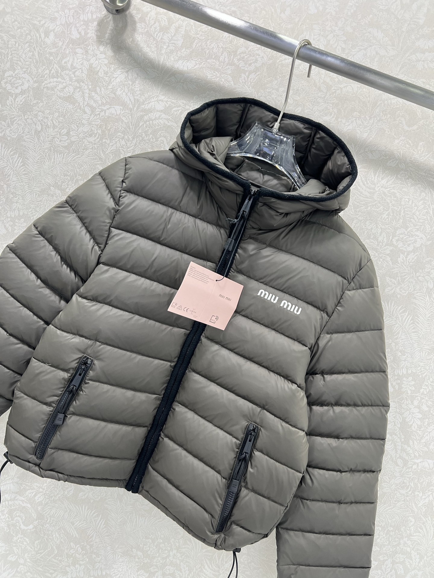 🔥🔥 Miumi*25新款连帽羽绒服 高版本出货 爆款对色高版出货啦~定制YB防风防水尼龙材质，90白鹅