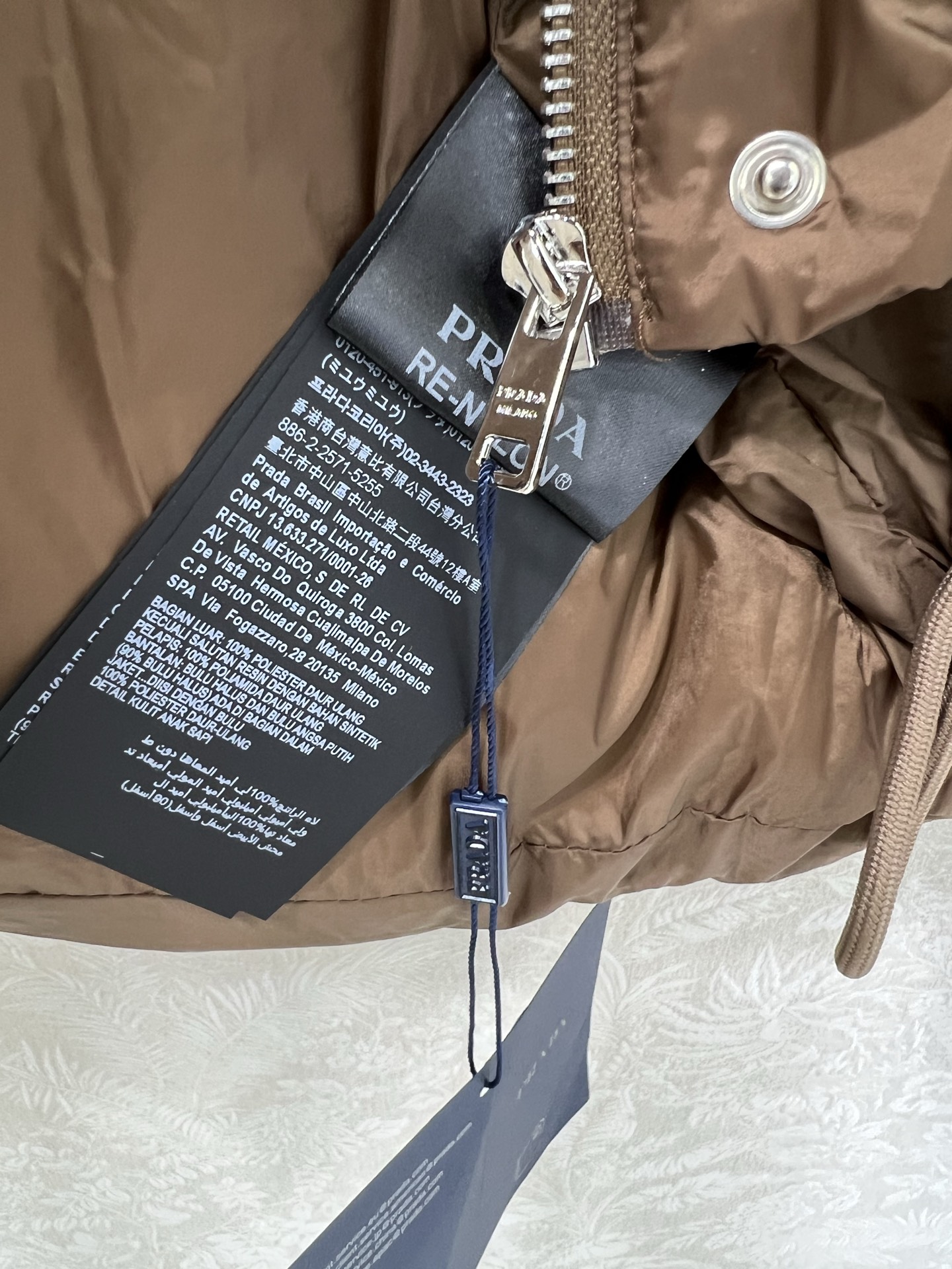 🔥🔥prad*25新款袖子可拆卸羽绒服 经典三角logo皮标牌装饰 连帽面包羽绒服外套 经典宽松廓形版型