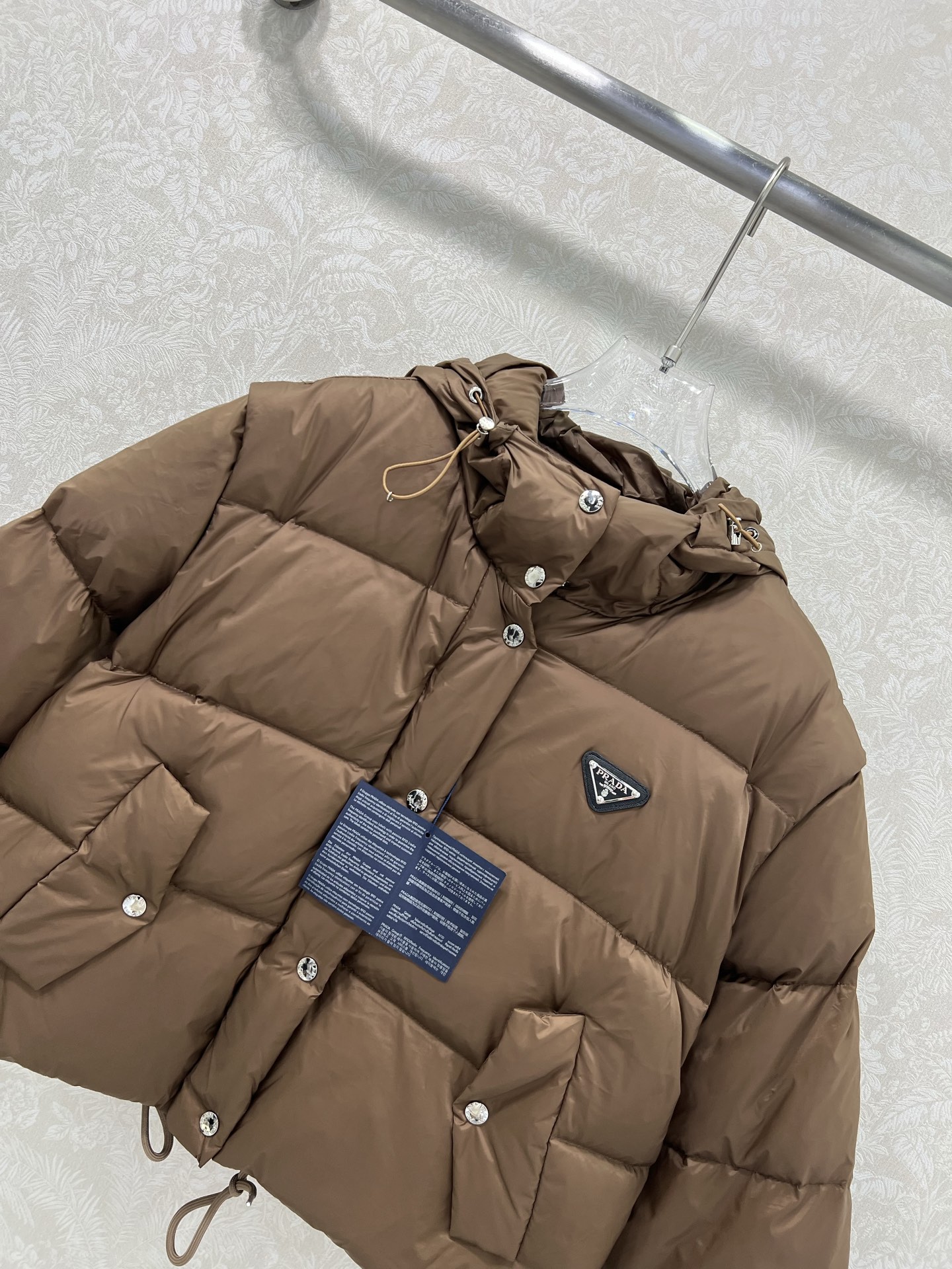 🔥🔥prad*25新款袖子可拆卸羽绒服 经典三角logo皮标牌装饰 连帽面包羽绒服外套 经典宽松廓形版型