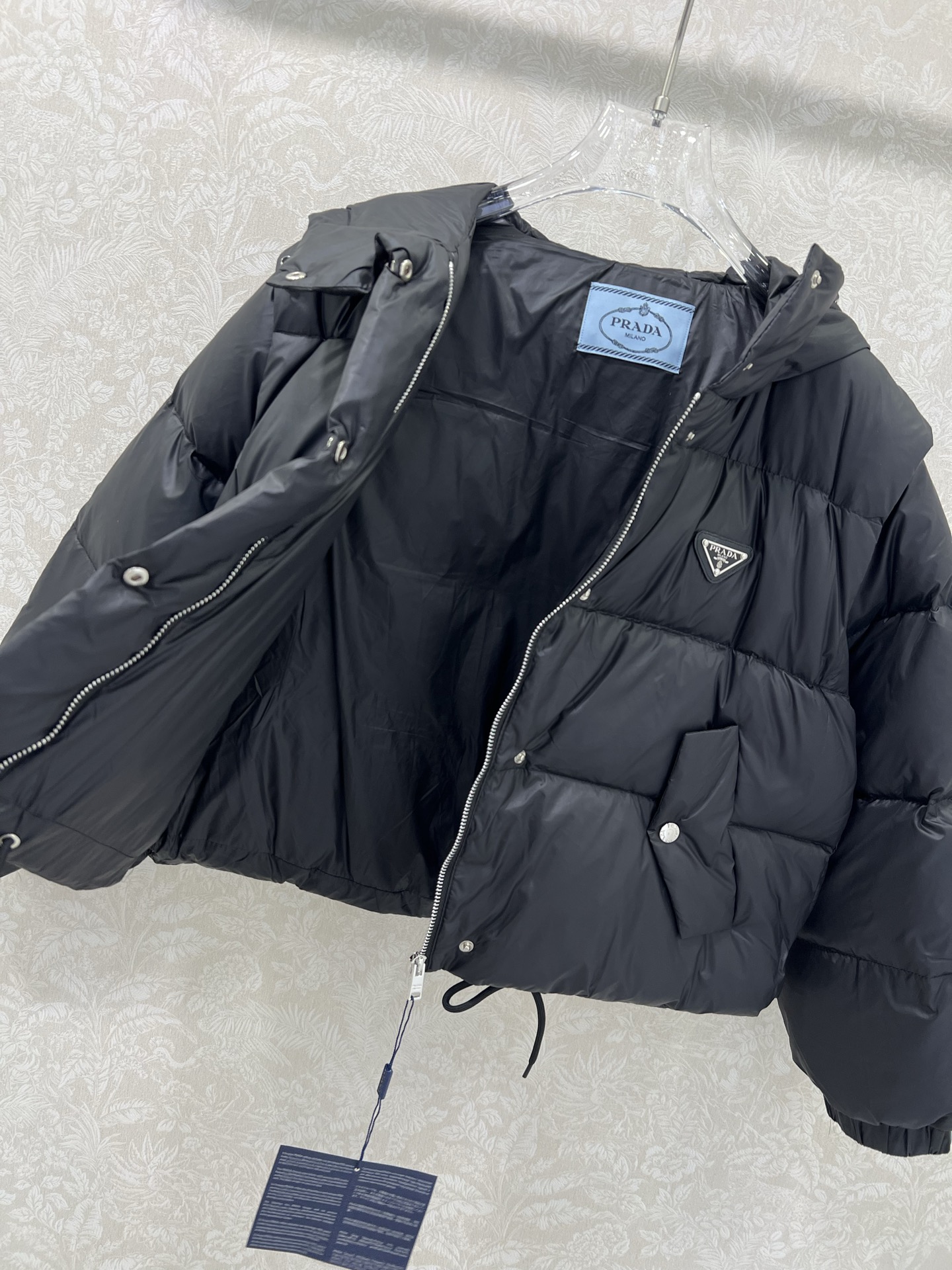 🔥🔥prad*25新款袖子可拆卸羽绒服 经典三角logo皮标牌装饰 连帽面包羽绒服外套 经典宽松廓形版型