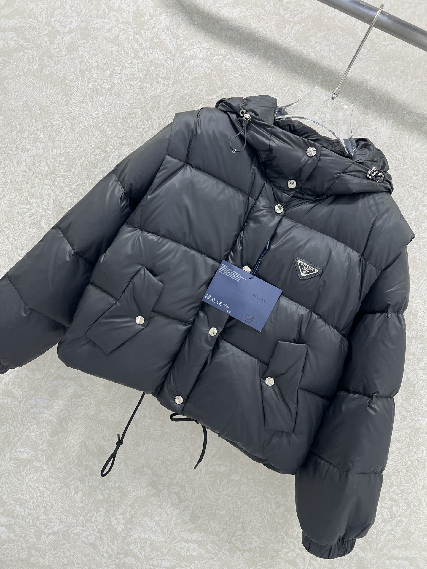 🔥🔥prad*25新款袖子可拆卸羽绒服 经典三角logo皮标牌装饰 连帽面包羽绒服外套 经典宽松廓形版型