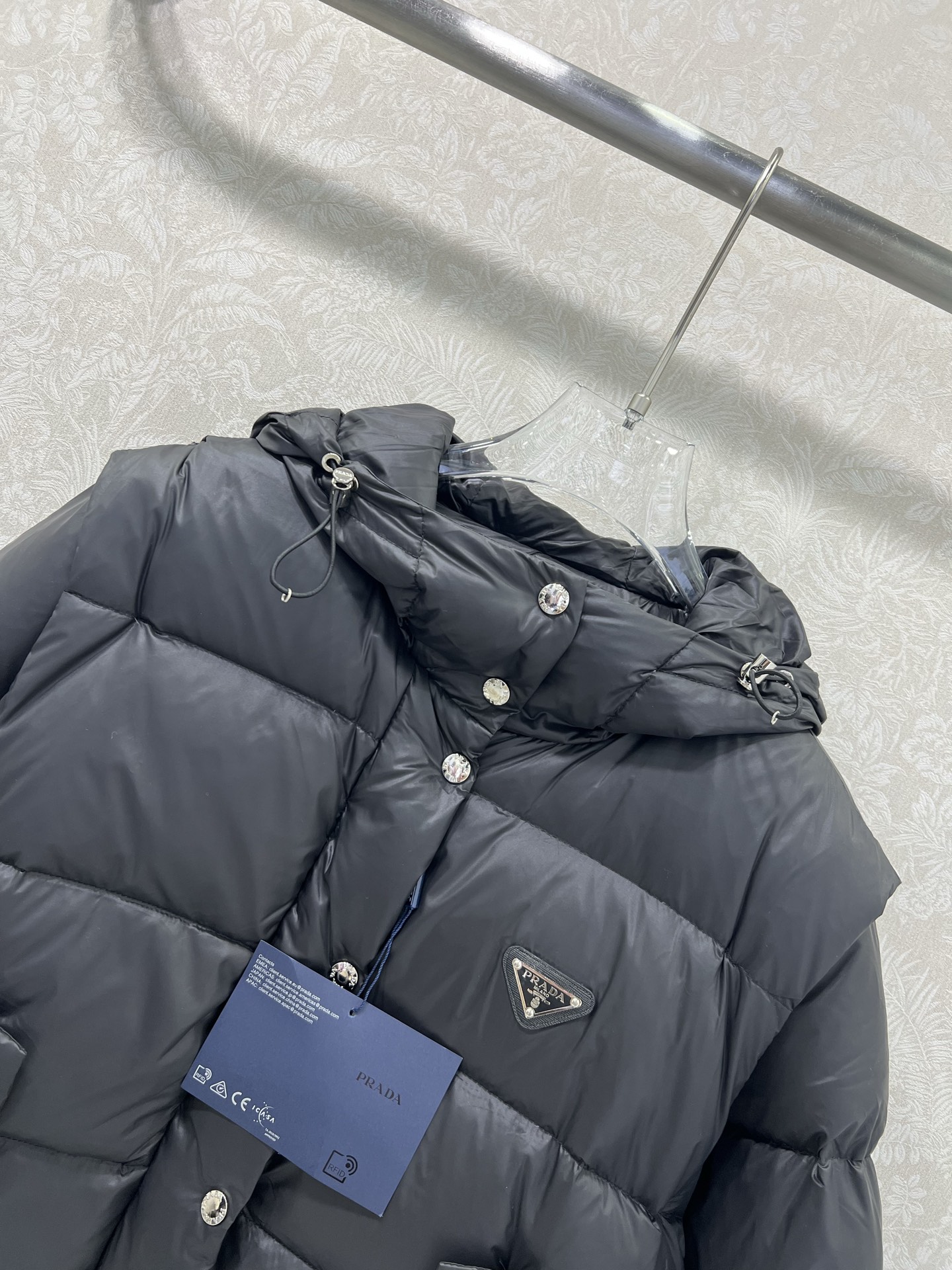 🔥🔥prad*25新款袖子可拆卸羽绒服 经典三角logo皮标牌装饰 连帽面包羽绒服外套 经典宽松廓形版型