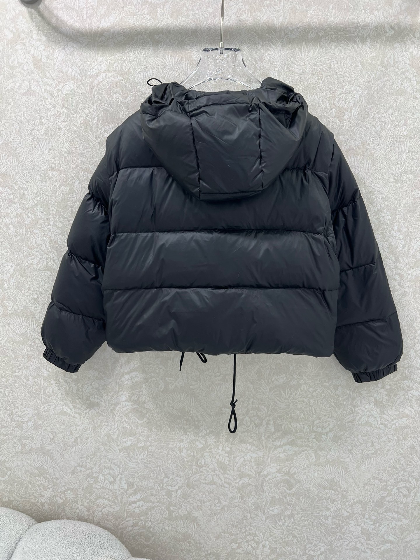 🔥🔥prad*25新款袖子可拆卸羽绒服 经典三角logo皮标牌装饰 连帽面包羽绒服外套 经典宽松廓形版型