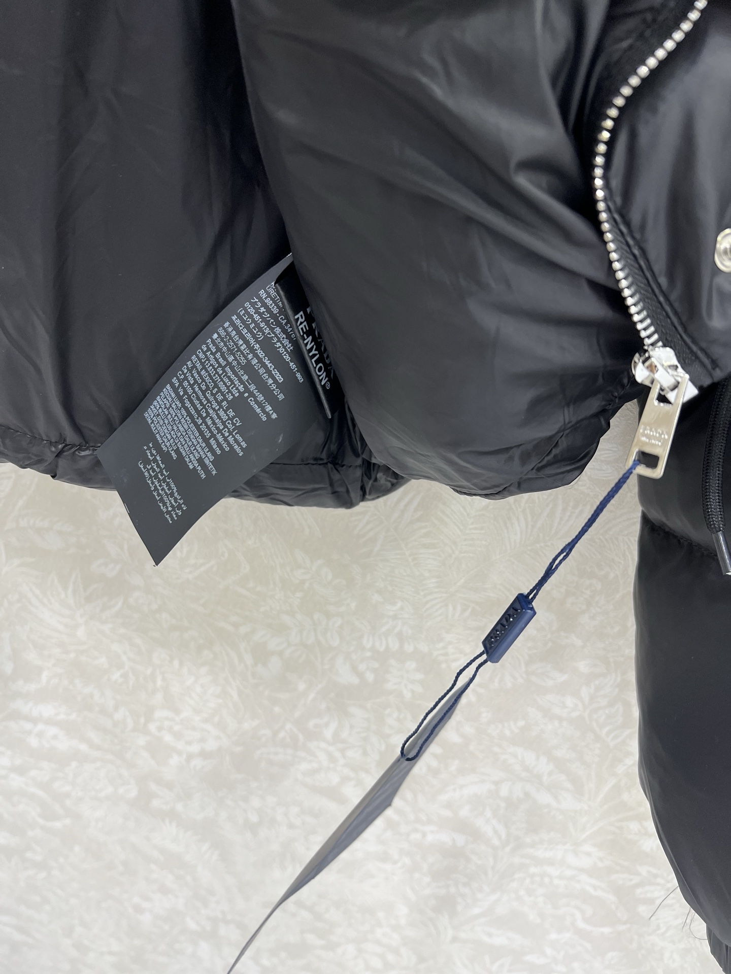 🔥🔥prad*25新款袖子可拆卸羽绒服 经典三角logo皮标牌装饰 连帽面包羽绒服外套 经典宽松廓形版型