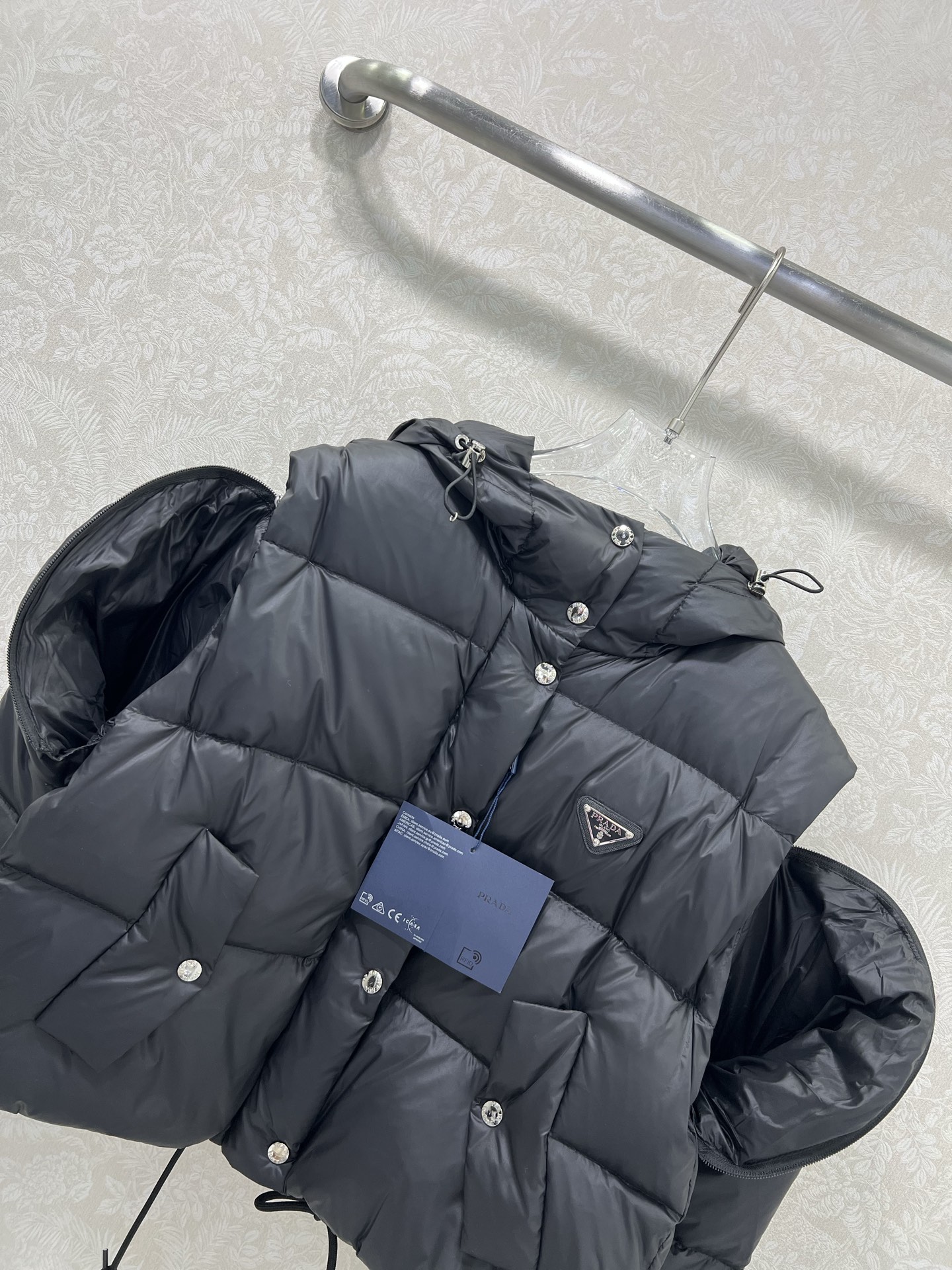 🔥🔥prad*25新款袖子可拆卸羽绒服 经典三角logo皮标牌装饰 连帽面包羽绒服外套 经典宽松廓形版型