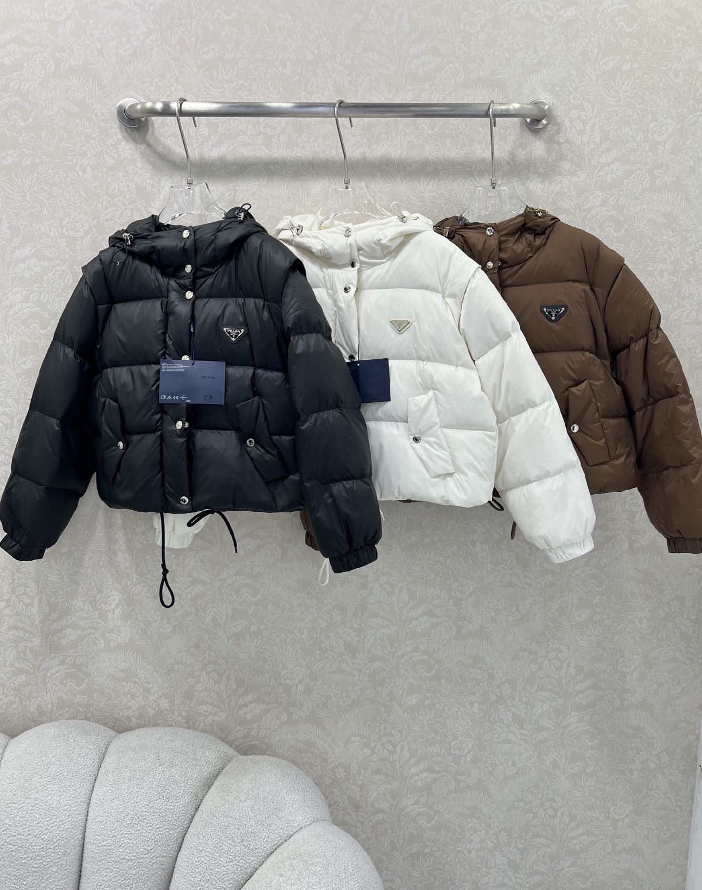 🔥🔥prad*25新款袖子可拆卸羽绒服 经典三角logo皮标牌装饰 连帽面包羽绒服外套 经典宽松廓形版型