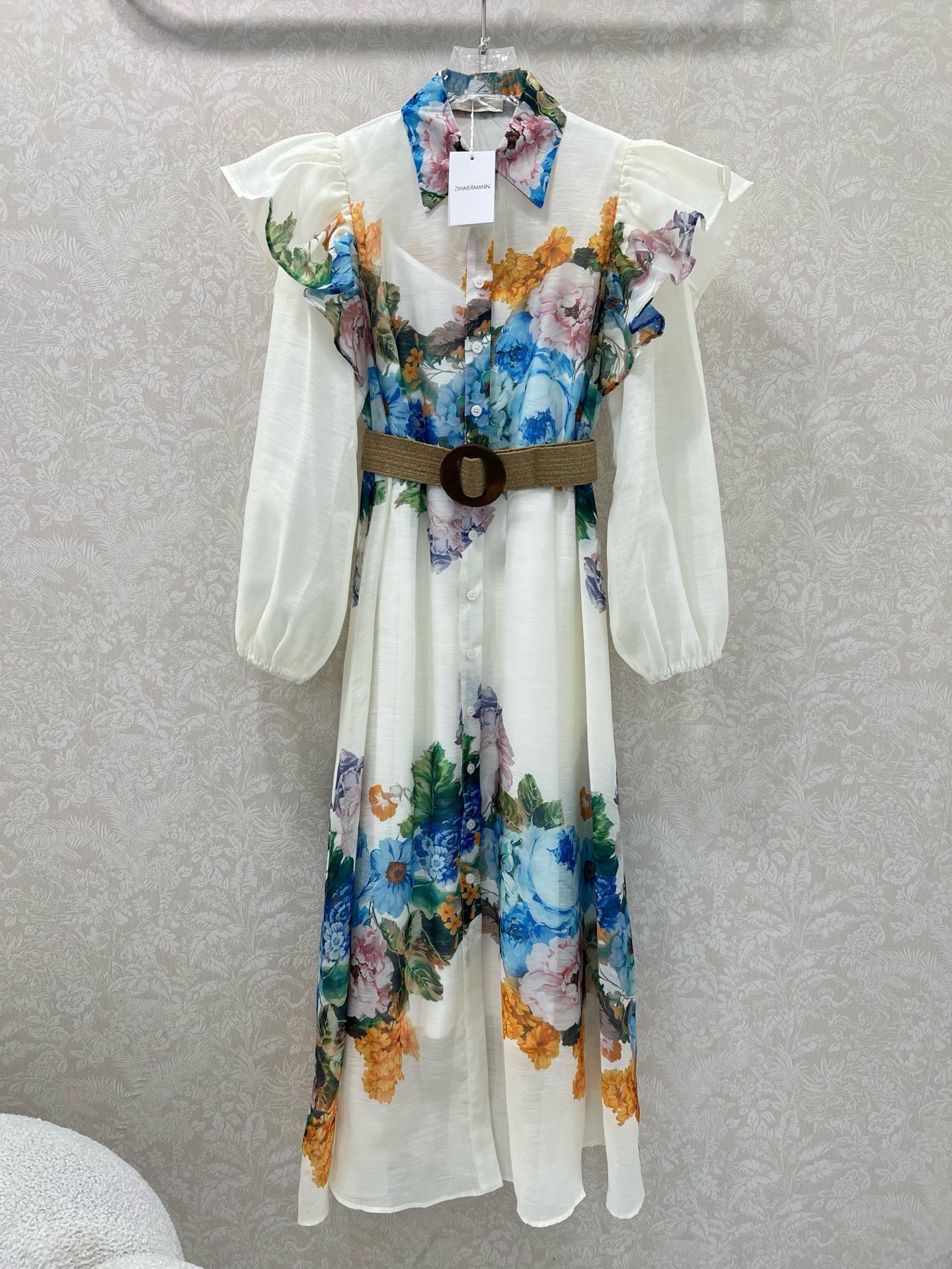 NO:639249,Zimmerman*/Zimmerman 25 new long dress with royal lace and ruffles, lantern sleeves and custom braided belt. Positioned printed pattern shows the quality. Single-breasted design on the front. The overall skirt is a super noble color. The oversize material is full of sincerity. Super invincible fairy style. Full sense of high-end, super correct version. It shows temperament in any combination. Single color 4-code SMLXLB, Zimmerman-clothing, skirts, alexander wang19860909Zimmerman*兹/默曼 25新款翻领宫廷花边荷叶边长款连衣裙 灯笼袖搭配定制编制腰带 定位印花图案品质尽显 前襟单排扣设计 整体裙身超级无敌贵气的颜色 超大摆用料诚意满满 超无敌仙女款 高级感满满,版型超正 随意一搭都显气质 单色4码SMLXLB,兹默曼-服装,skirts,alexander wang,Women's clothing