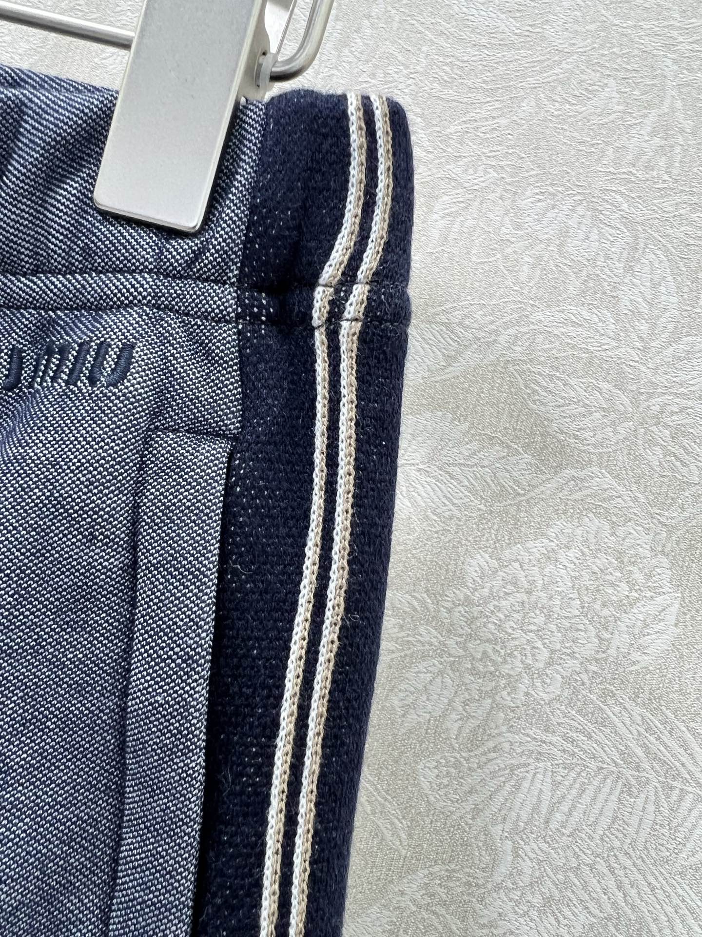 🔥🔥Miumi*撞色外套短裙套装 分开出售 定制YB斜纹全棉材质，质感细腻，垂顺舒适，立领夹克外套短裙套