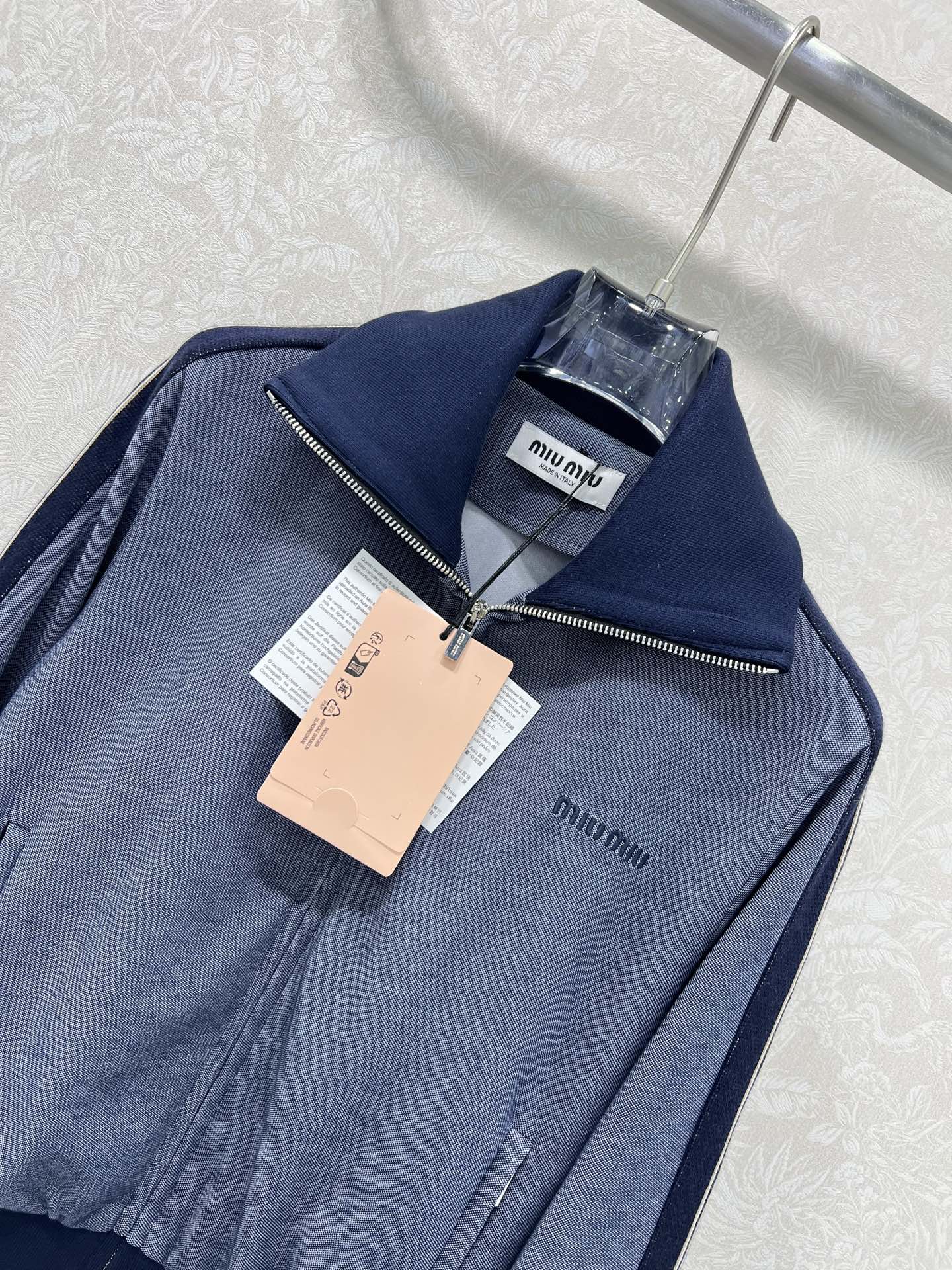 🔥🔥Miumi*撞色外套短裙套装 分开出售 定制YB斜纹全棉材质，质感细腻，垂顺舒适，立领夹克外套短裙套