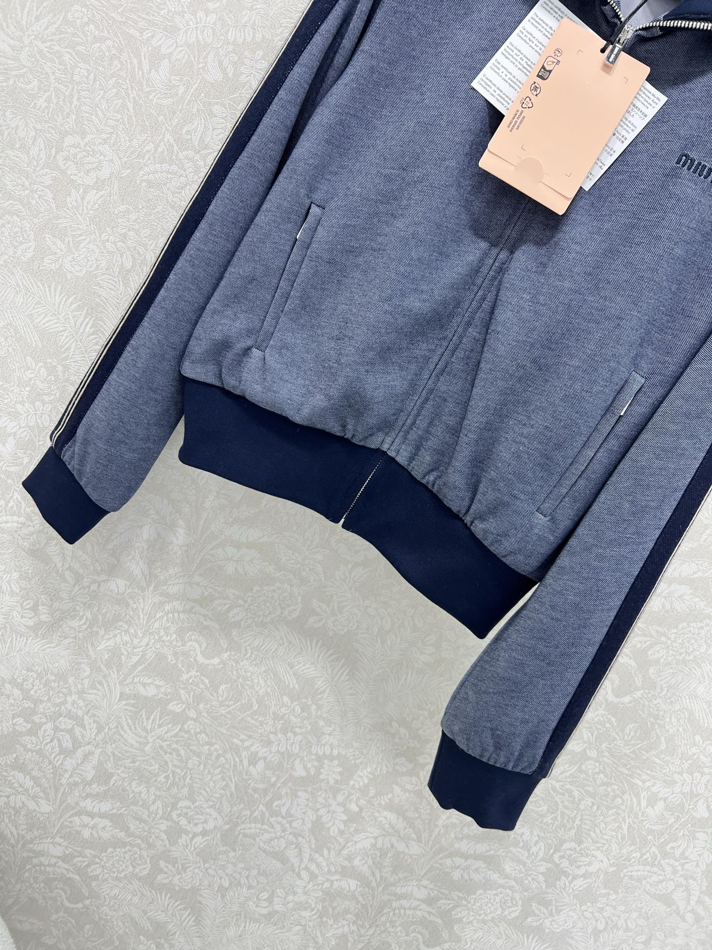 🔥🔥Miumi*撞色外套短裙套装 分开出售 定制YB斜纹全棉材质，质感细腻，垂顺舒适，立领夹克外套短裙套