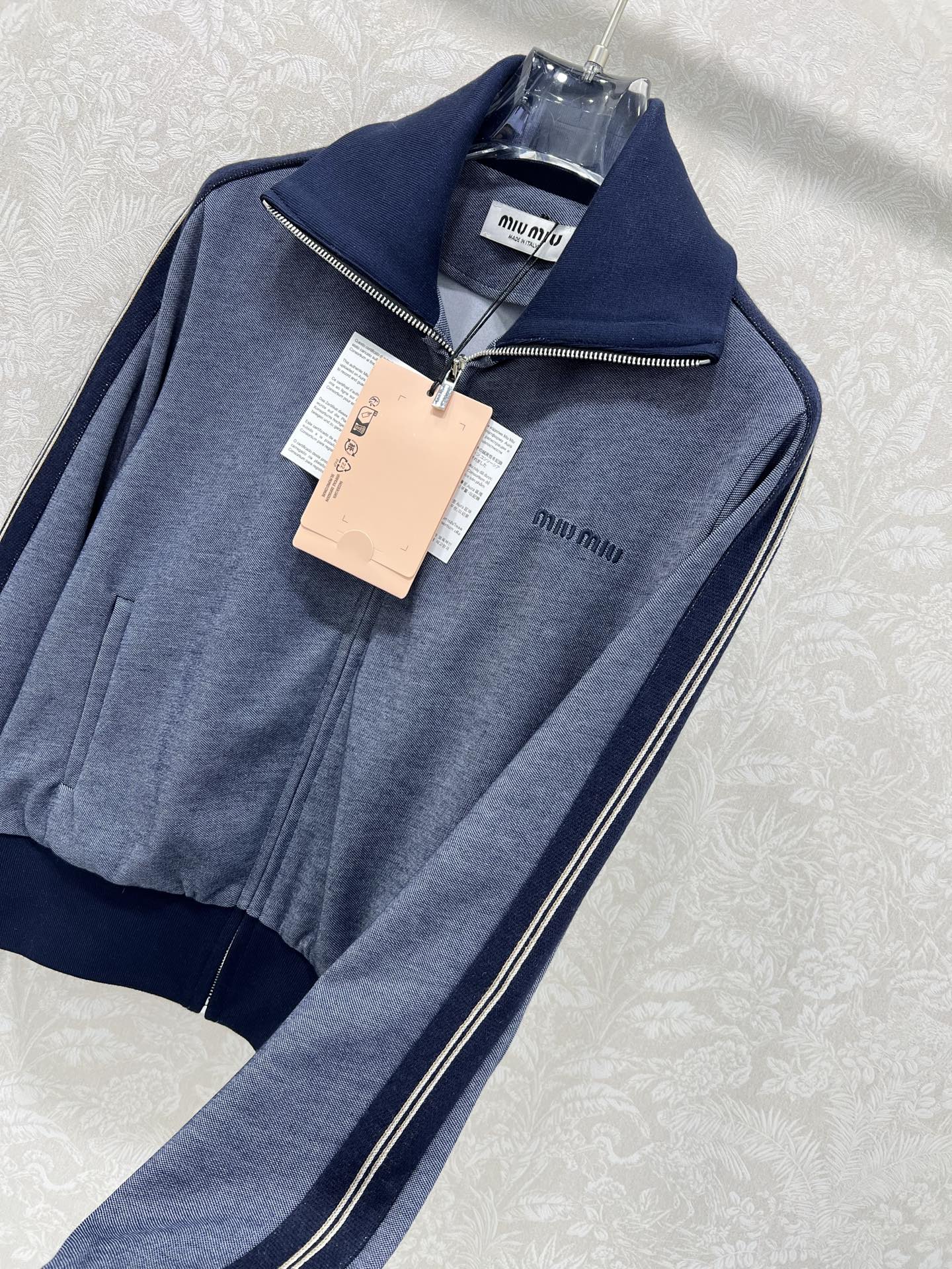 🔥🔥Miumi*撞色外套短裙套装 分开出售 定制YB斜纹全棉材质，质感细腻，垂顺舒适，立领夹克外套短裙套