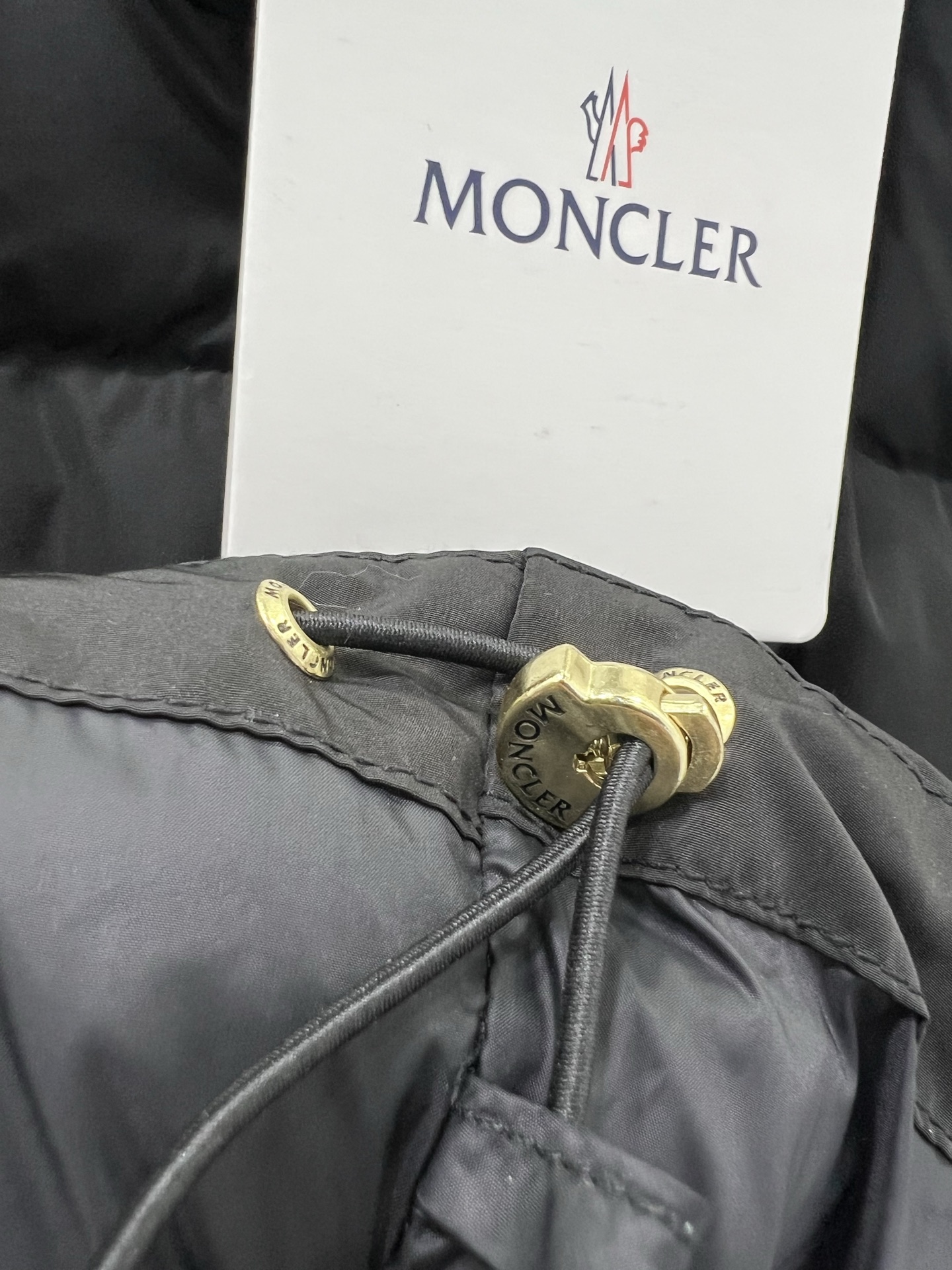 🔥🔥Moncle* 25F秋冬新款方形绗缝短款左臂处的经典袖章，精选高蓬松度羽绒，在保证保暖性的前提下大