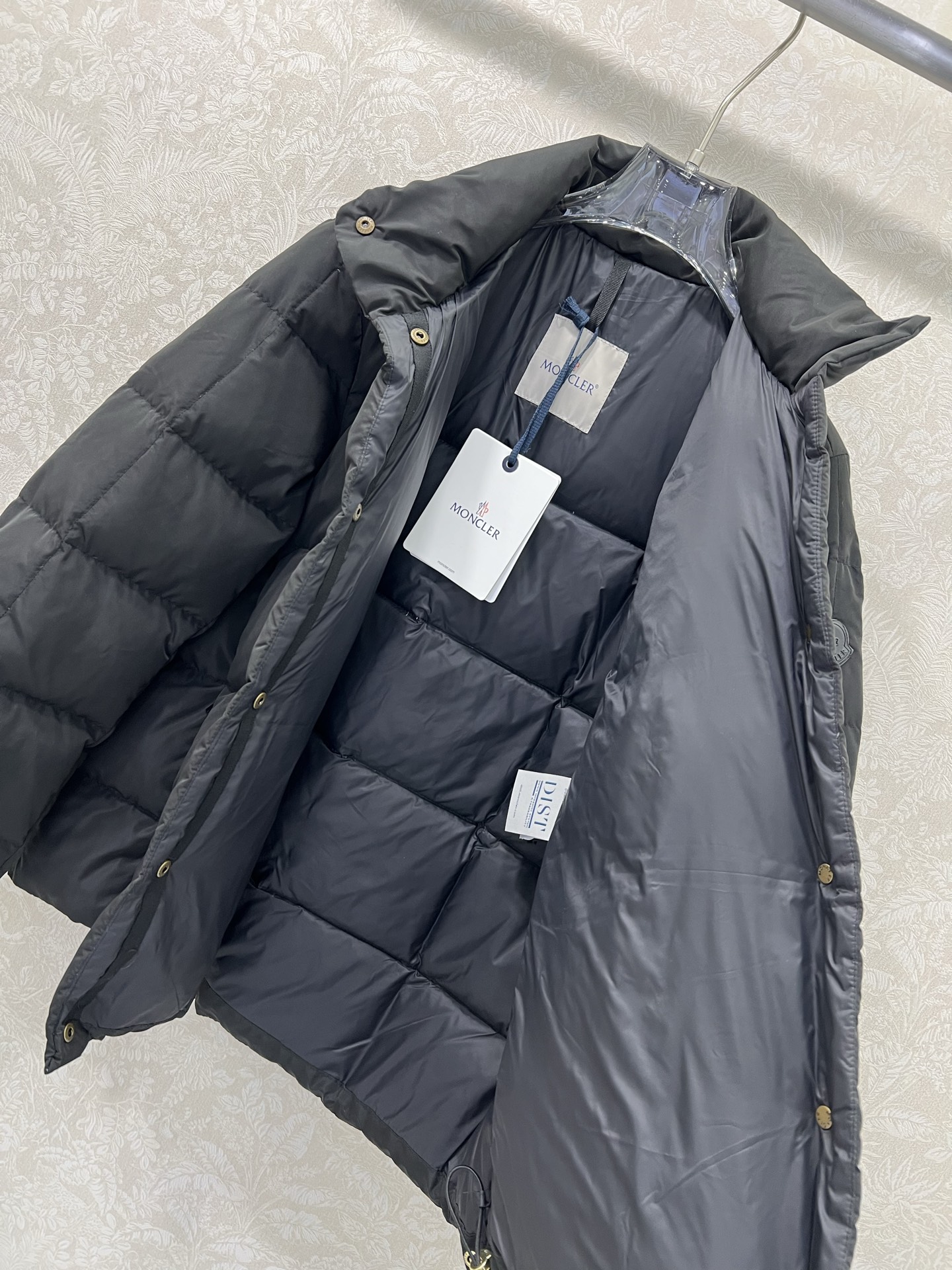 🔥🔥Moncle* 25F秋冬新款方形绗缝短款左臂处的经典袖章，精选高蓬松度羽绒，在保证保暖性的前提下大