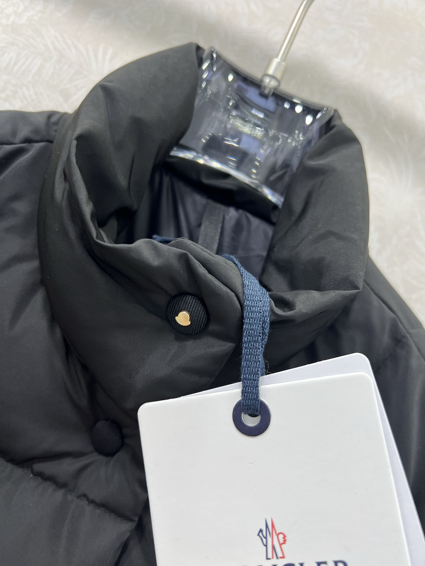 🔥🔥Moncle* 25F秋冬新款方形绗缝短款左臂处的经典袖章，精选高蓬松度羽绒，在保证保暖性的前提下大