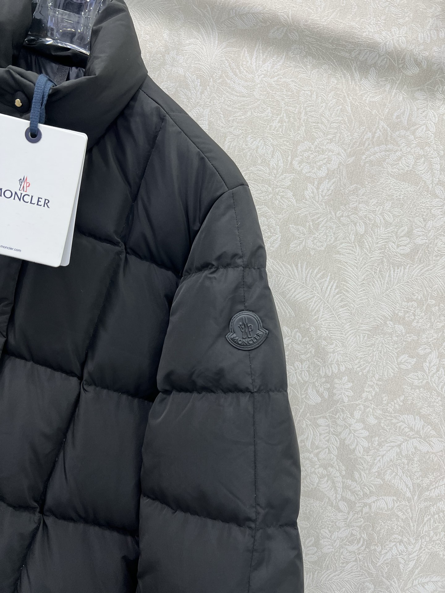 🔥🔥Moncle* 25F秋冬新款方形绗缝短款左臂处的经典袖章，精选高蓬松度羽绒，在保证保暖性的前提下大