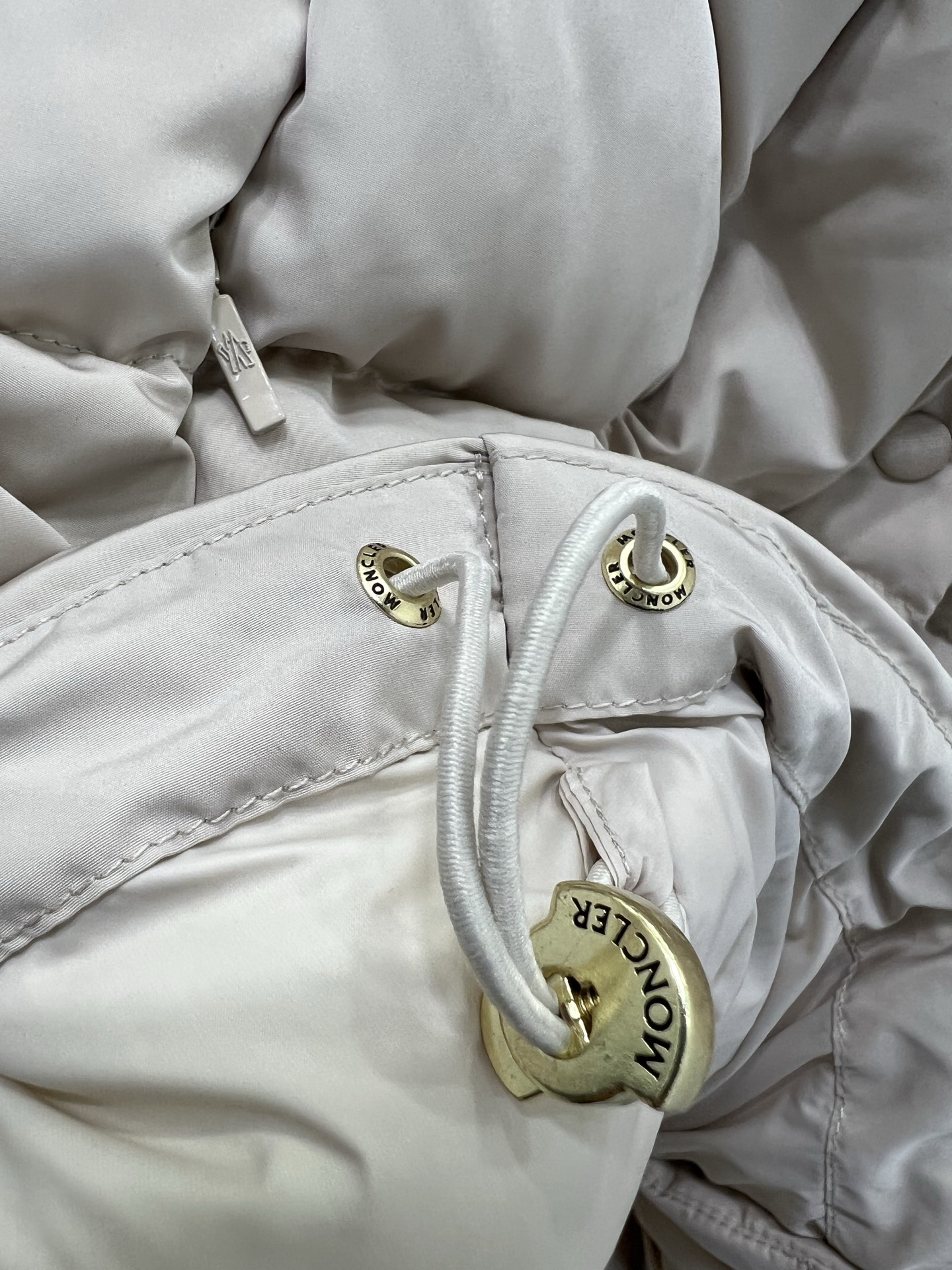 🔥🔥Moncle* 25F秋冬新款方形绗缝短款左臂处的经典袖章，精选高蓬松度羽绒，在保证保暖性的前提下大