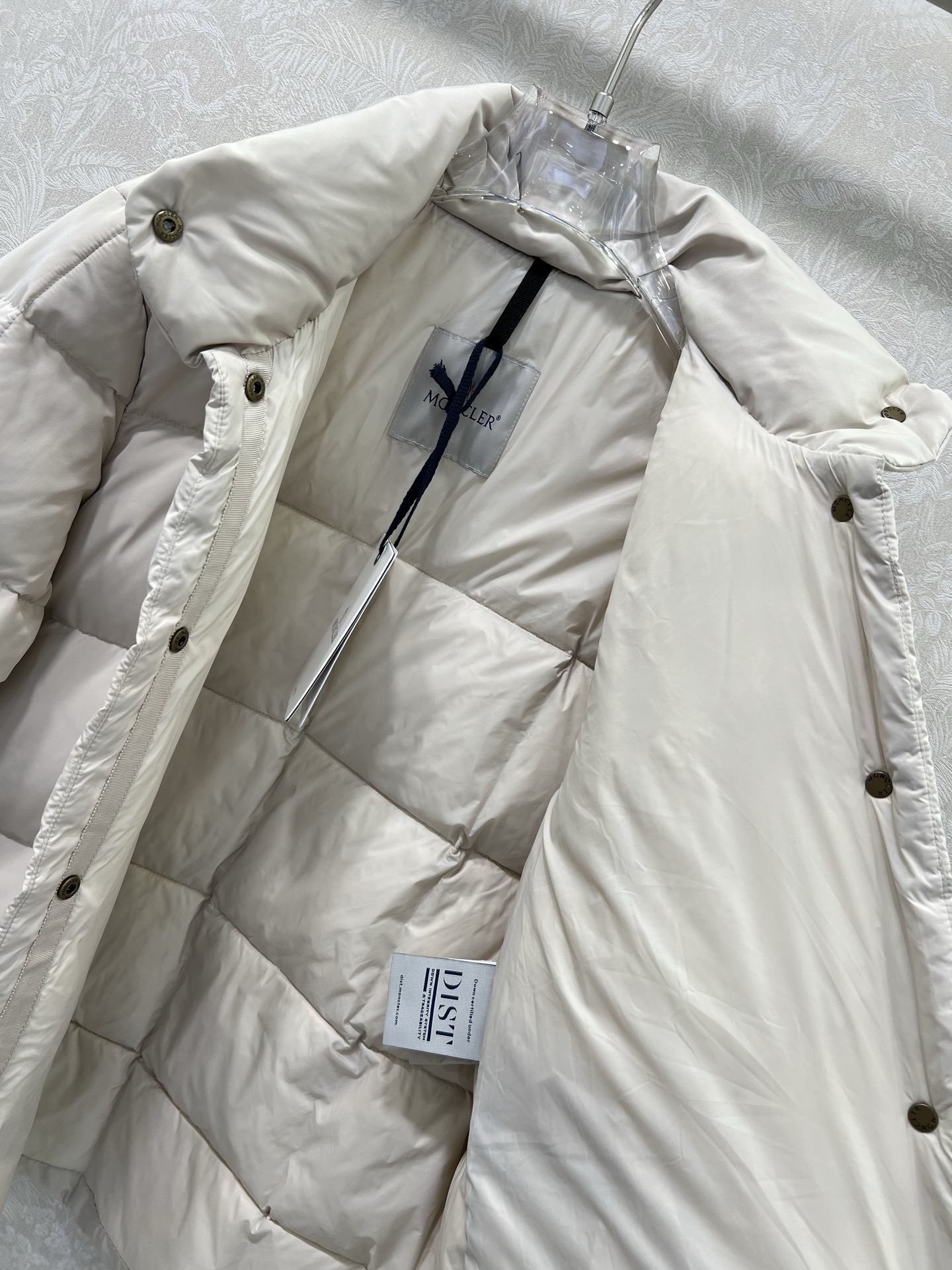 🔥🔥Moncle* 25F秋冬新款方形绗缝短款左臂处的经典袖章，精选高蓬松度羽绒，在保证保暖性的前提下大