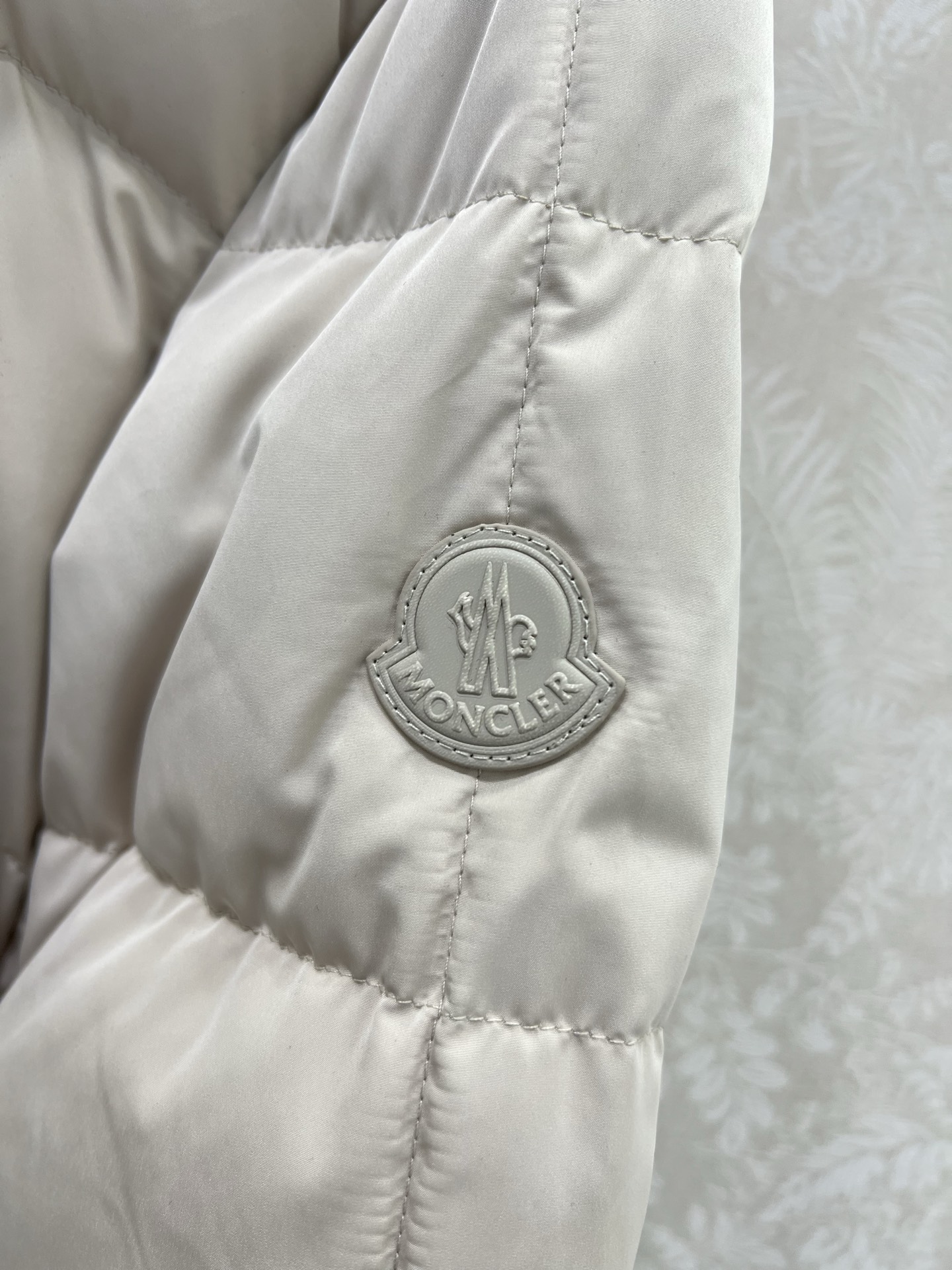 🔥🔥Moncle* 25F秋冬新款方形绗缝短款左臂处的经典袖章，精选高蓬松度羽绒，在保证保暖性的前提下大