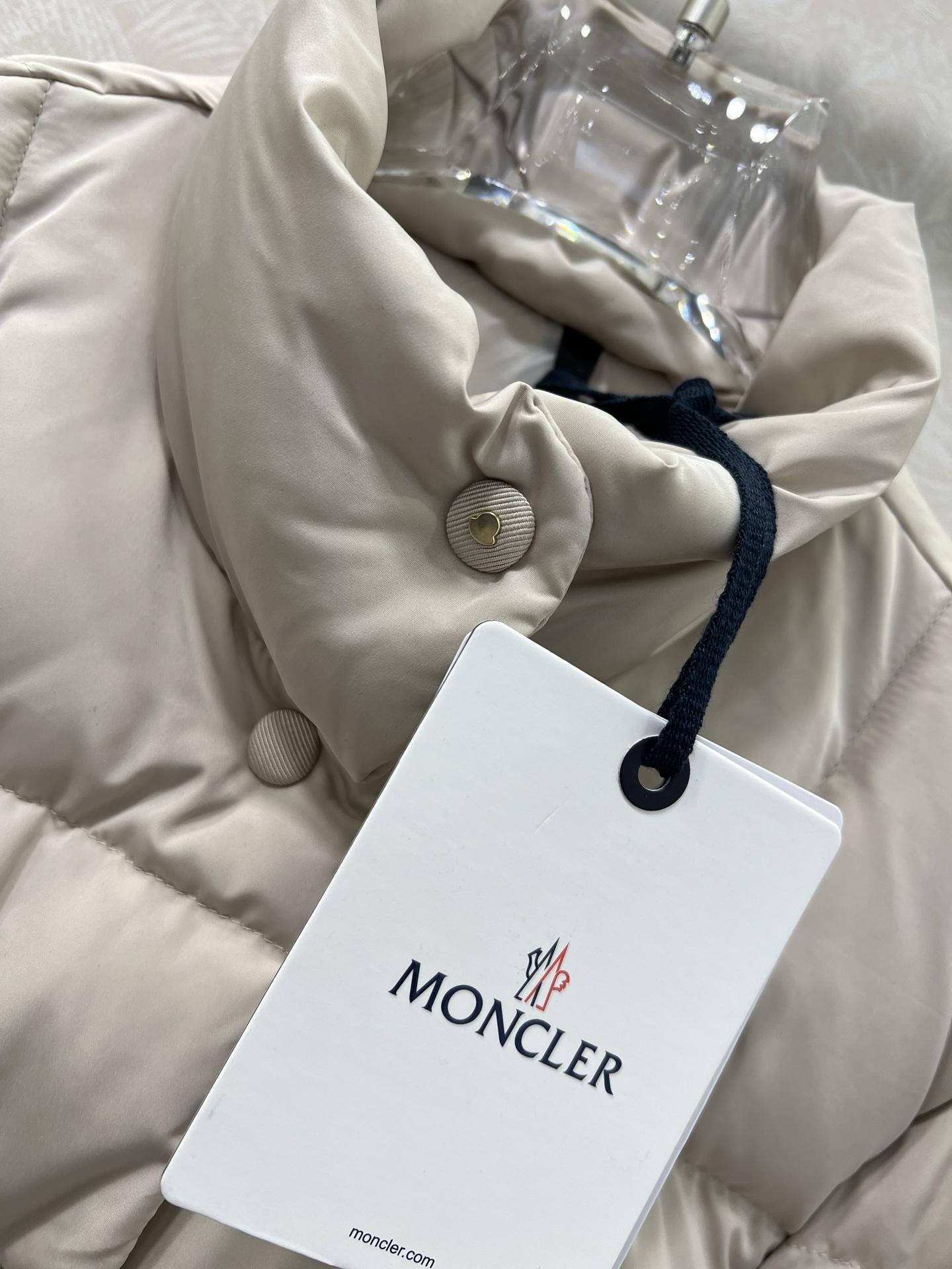 🔥🔥Moncle* 25F秋冬新款方形绗缝短款左臂处的经典袖章，精选高蓬松度羽绒，在保证保暖性的前提下大