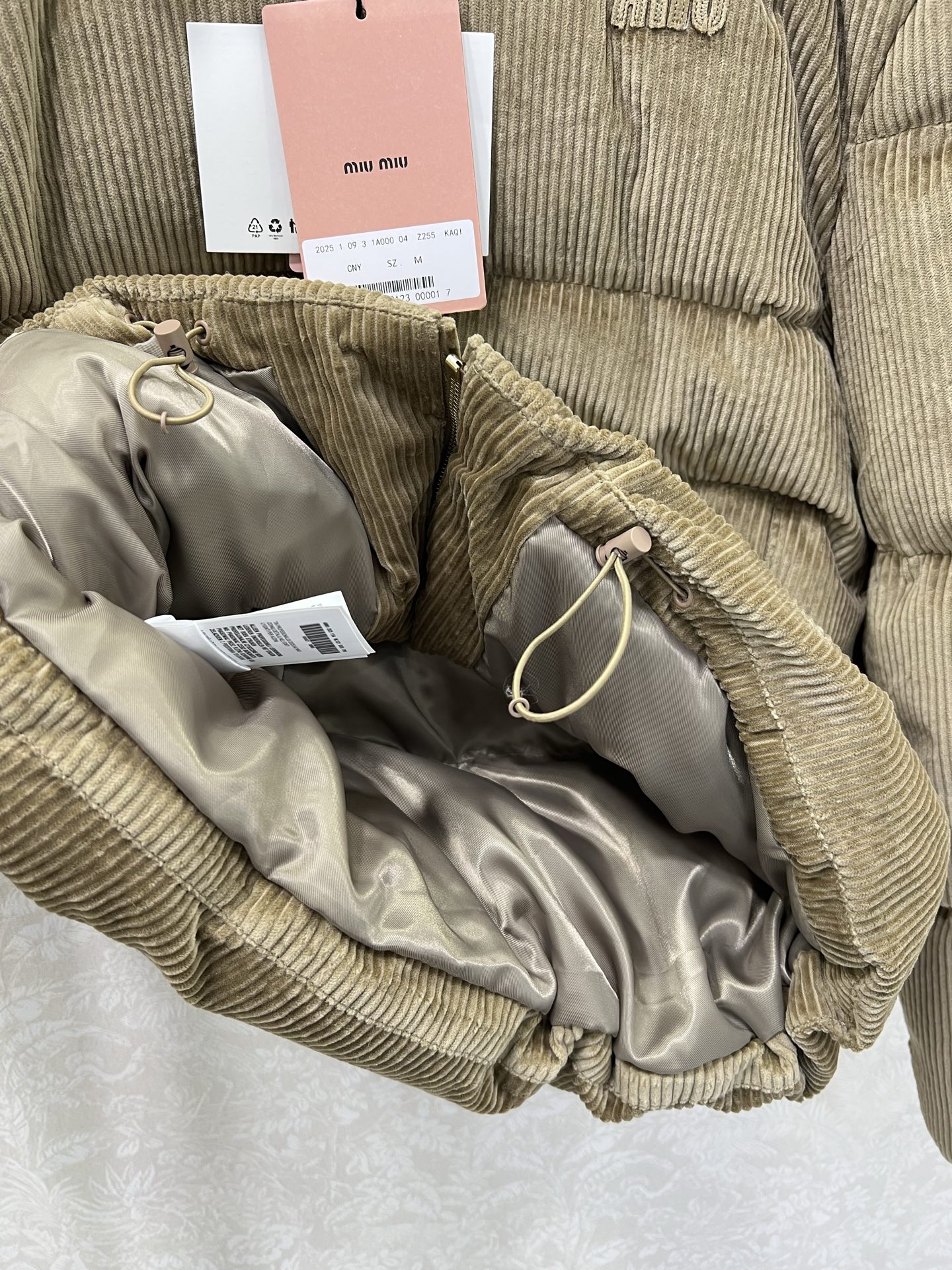 🔥🔥MIUMI*25新款灯芯绒小羊皮领面包羽绒服 高版本出货 实打实的充绒量 90白鹅绒 胸前经典字母贴