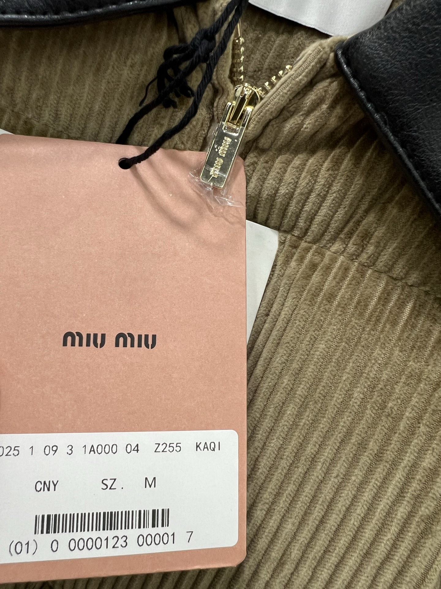 🔥🔥MIUMI*25新款灯芯绒小羊皮领面包羽绒服 高版本出货 实打实的充绒量 90白鹅绒 胸前经典字母贴