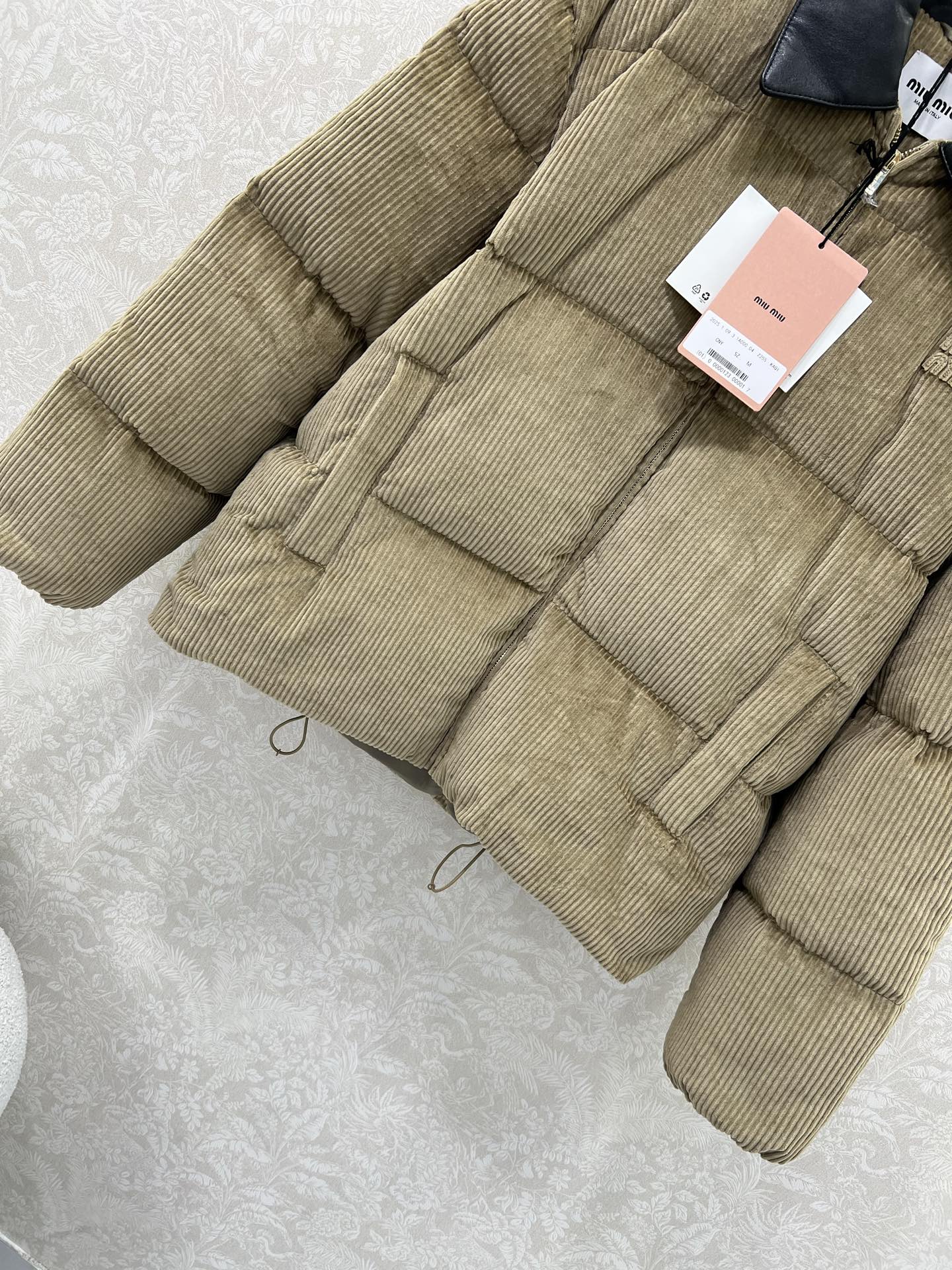 🔥🔥MIUMI*25新款灯芯绒小羊皮领面包羽绒服 高版本出货 实打实的充绒量 90白鹅绒 胸前经典字母贴