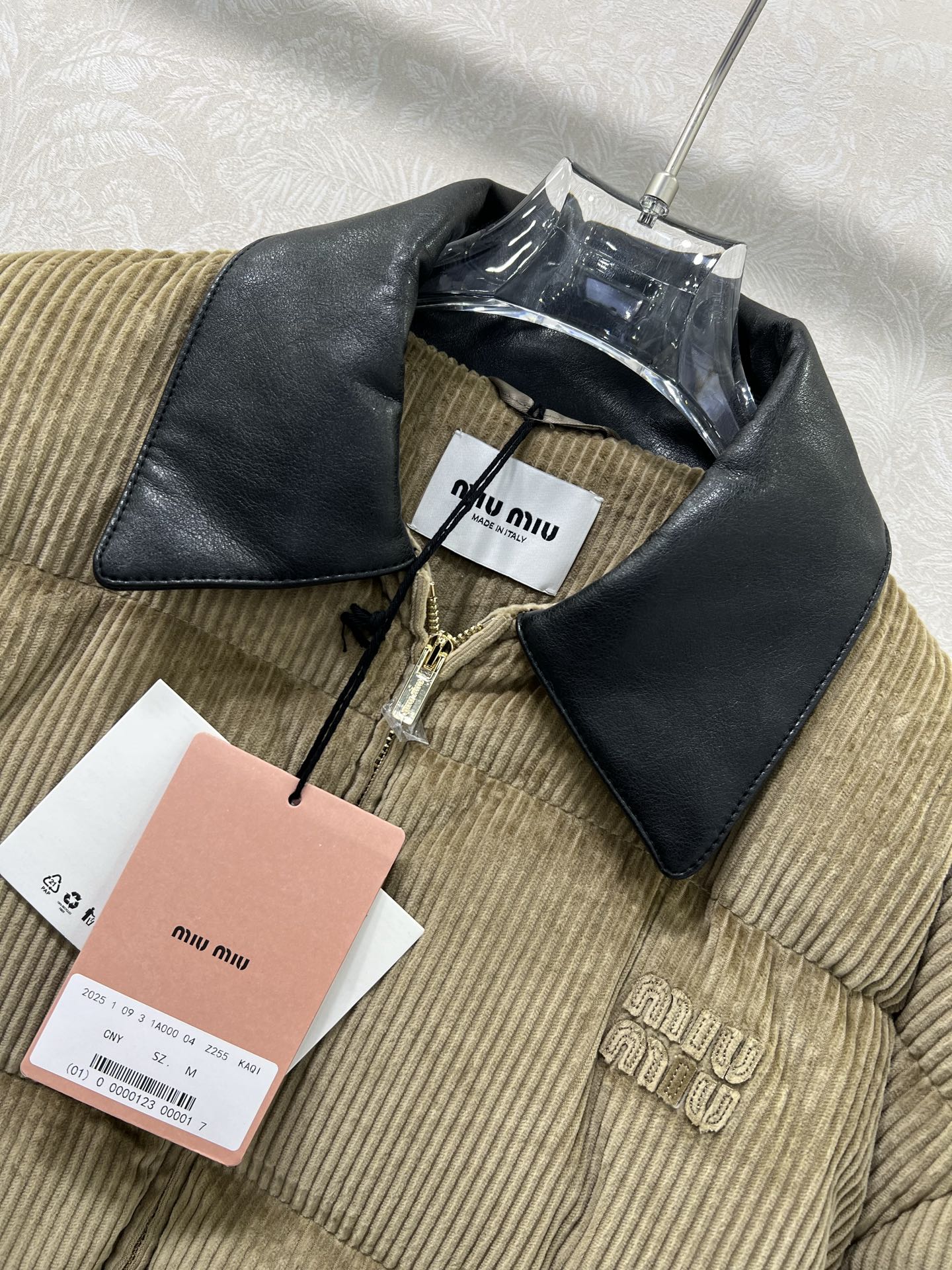 🔥🔥MIUMI*25新款灯芯绒小羊皮领面包羽绒服 高版本出货 实打实的充绒量 90白鹅绒 胸前经典字母贴