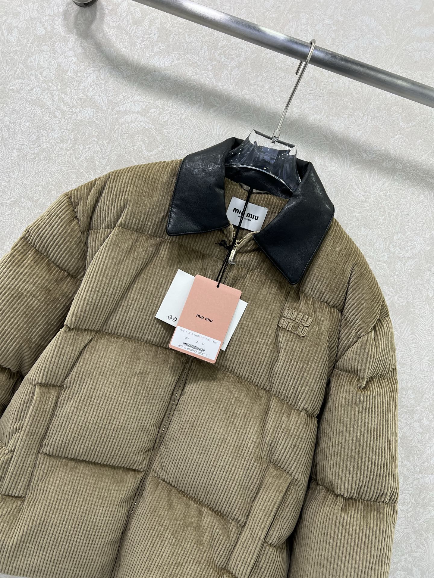 🔥🔥MIUMI*25新款灯芯绒小羊皮领面包羽绒服 高版本出货 实打实的充绒量 90白鹅绒 胸前经典字母贴