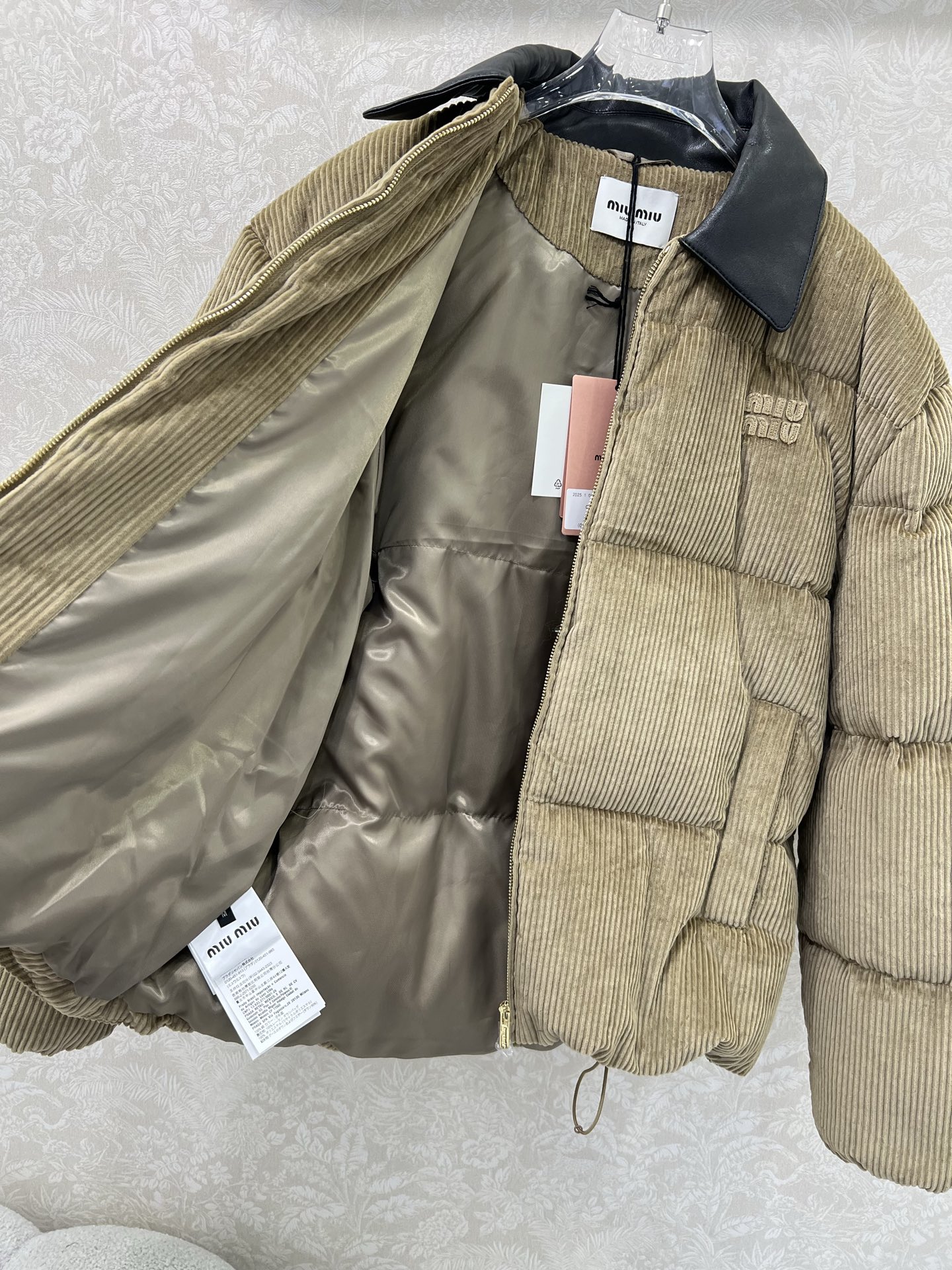 🔥🔥MIUMI*25新款灯芯绒小羊皮领面包羽绒服 高版本出货 实打实的充绒量 90白鹅绒 胸前经典字母贴