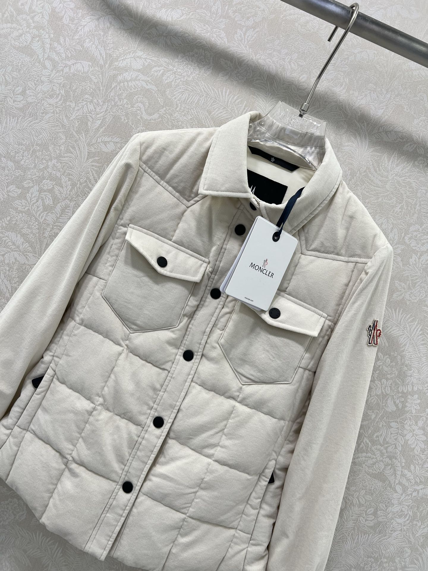 🔥🔥 Moncl* 蒙口25秋冬新款Nangy羽绒衬衫式夹克 采用灯芯绒面料制成，是对冬季休闲外套的时尚