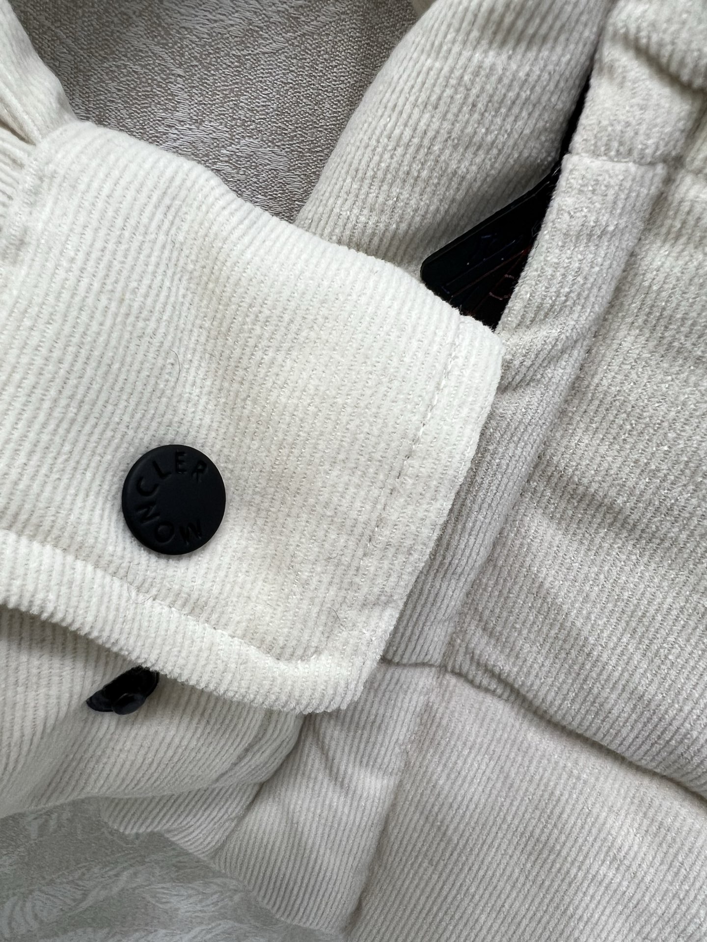 🔥🔥 Moncl* 蒙口25秋冬新款Nangy羽绒衬衫式夹克 采用灯芯绒面料制成，是对冬季休闲外套的时尚