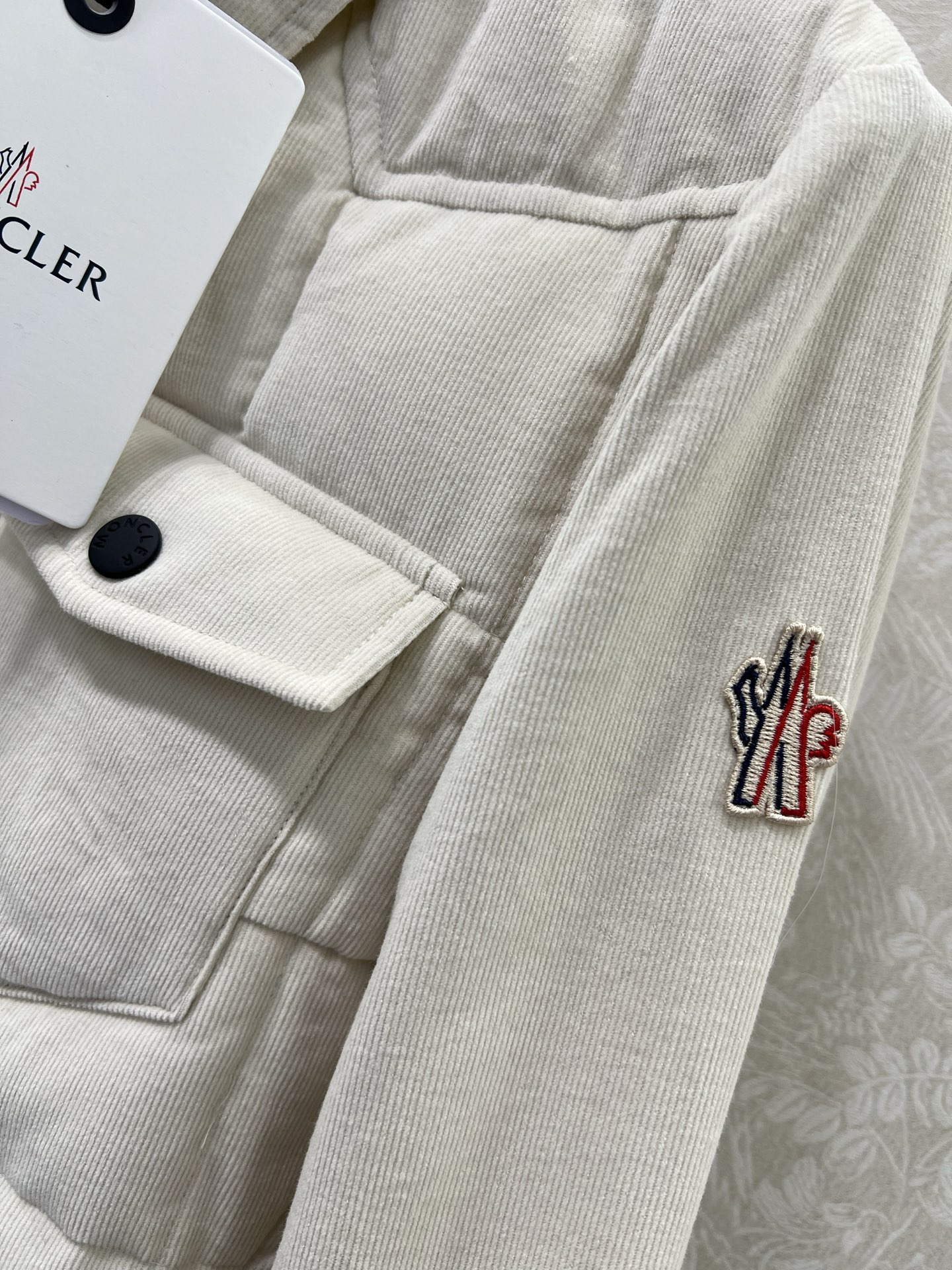 🔥🔥 Moncl* 蒙口25秋冬新款Nangy羽绒衬衫式夹克 采用灯芯绒面料制成，是对冬季休闲外套的时尚