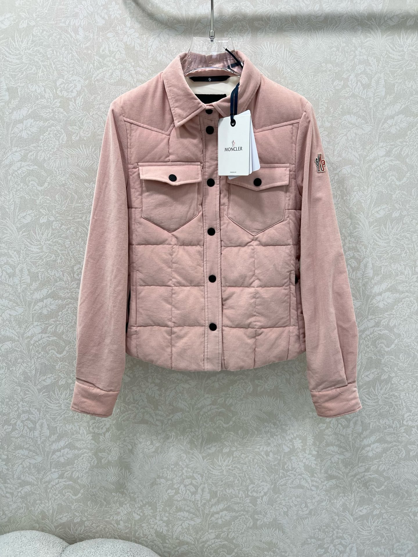 🔥🔥 Moncl* 蒙口25秋冬新款Nangy羽绒衬衫式夹克 采用灯芯绒面料制成，是对冬季休闲外套的时尚