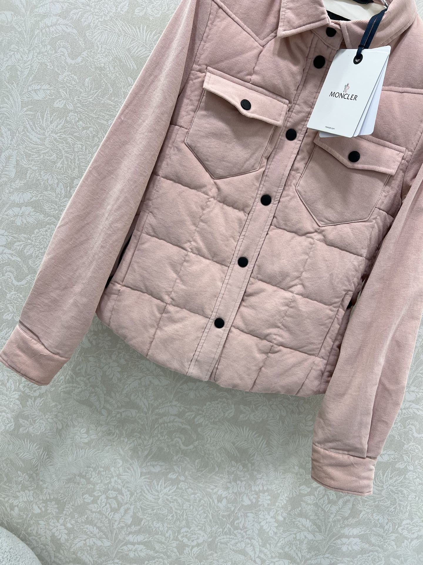 🔥🔥 Moncl* 蒙口25秋冬新款Nangy羽绒衬衫式夹克 采用灯芯绒面料制成，是对冬季休闲外套的时尚