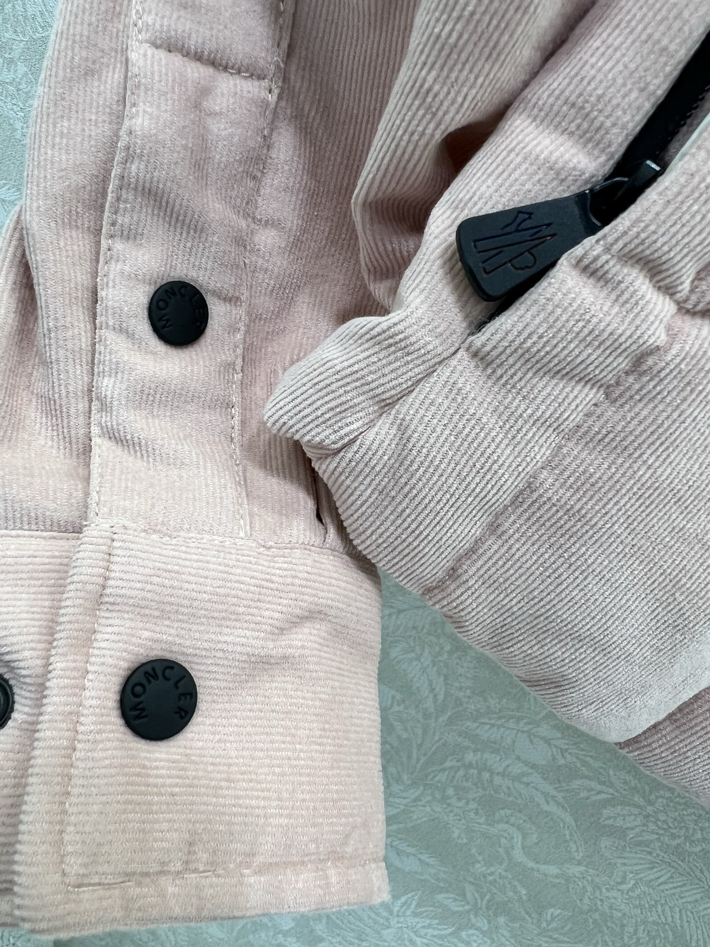 🔥🔥 Moncl* 蒙口25秋冬新款Nangy羽绒衬衫式夹克 采用灯芯绒面料制成，是对冬季休闲外套的时尚