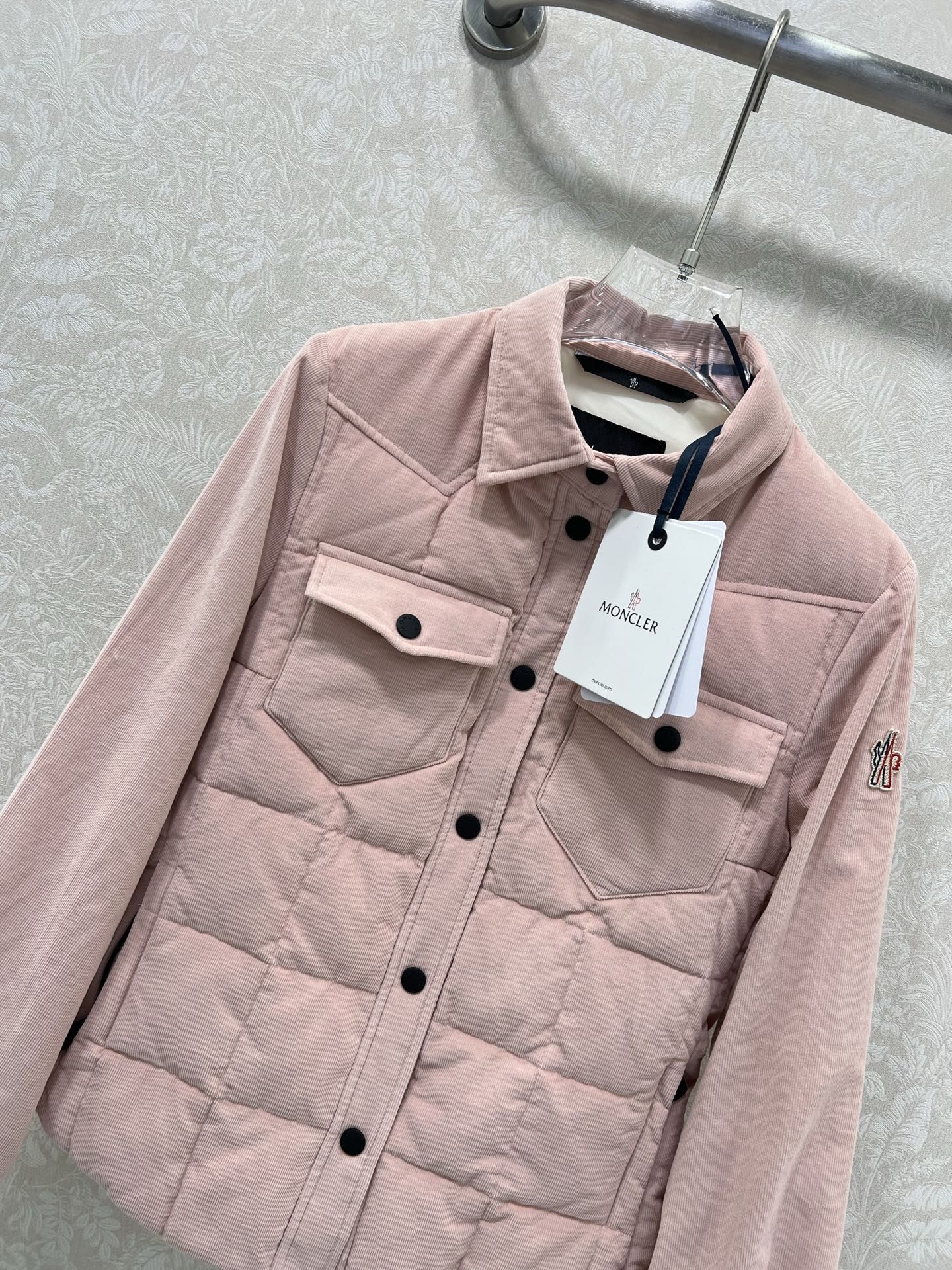 🔥🔥 Moncl* 蒙口25秋冬新款Nangy羽绒衬衫式夹克 采用灯芯绒面料制成，是对冬季休闲外套的时尚