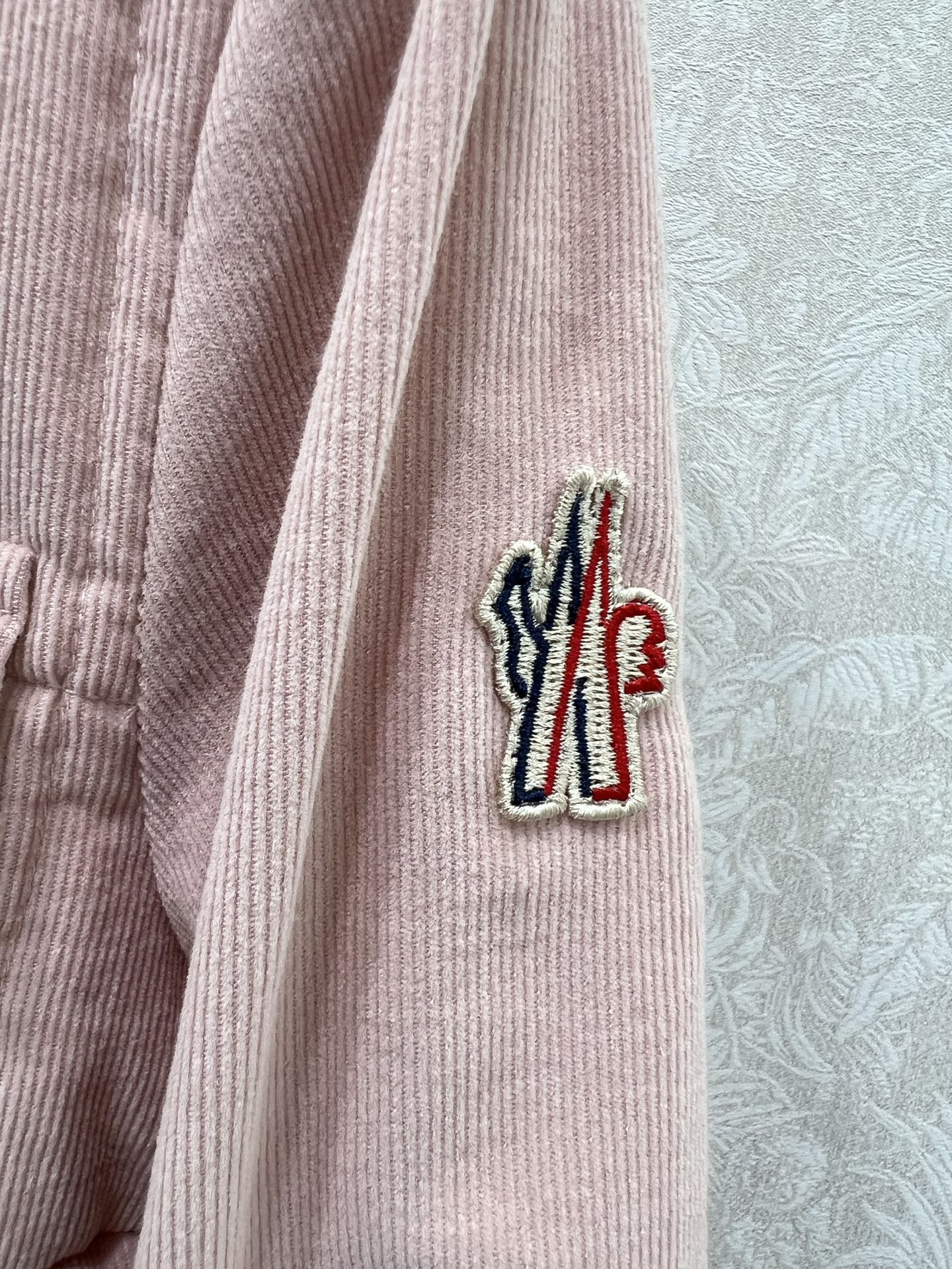 🔥🔥 Moncl* 蒙口25秋冬新款Nangy羽绒衬衫式夹克 采用灯芯绒面料制成，是对冬季休闲外套的时尚