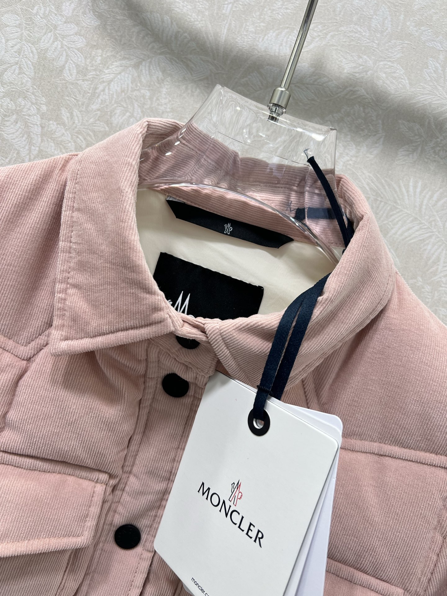 🔥🔥 Moncl* 蒙口25秋冬新款Nangy羽绒衬衫式夹克 采用灯芯绒面料制成，是对冬季休闲外套的时尚