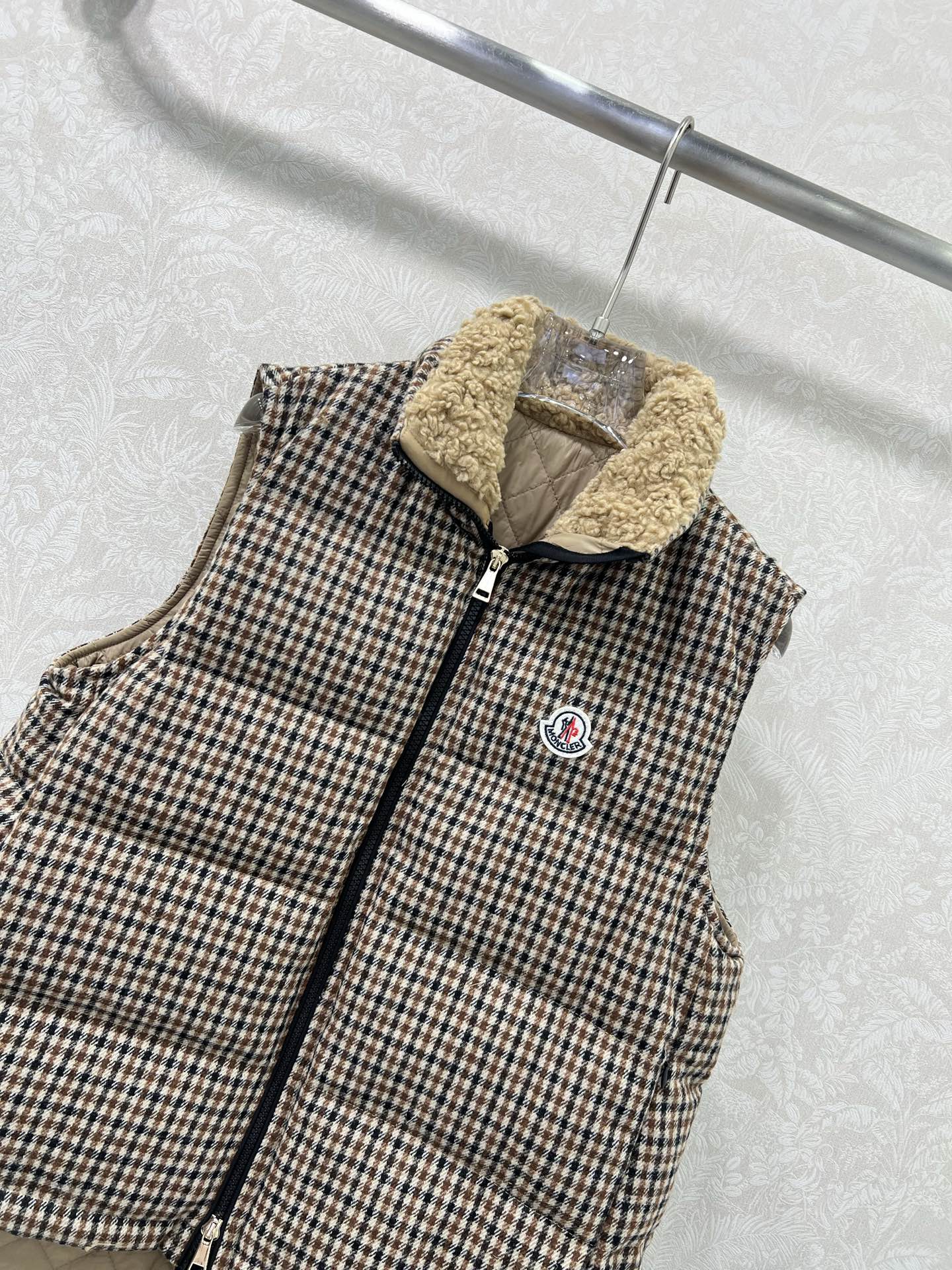 🔥🔥Mocle*25新款羊毛千鸟格羽绒马甲外套。泰迪卷毛立领与假两件尼龙拼接设计减龄少女风穿搭，经典H版