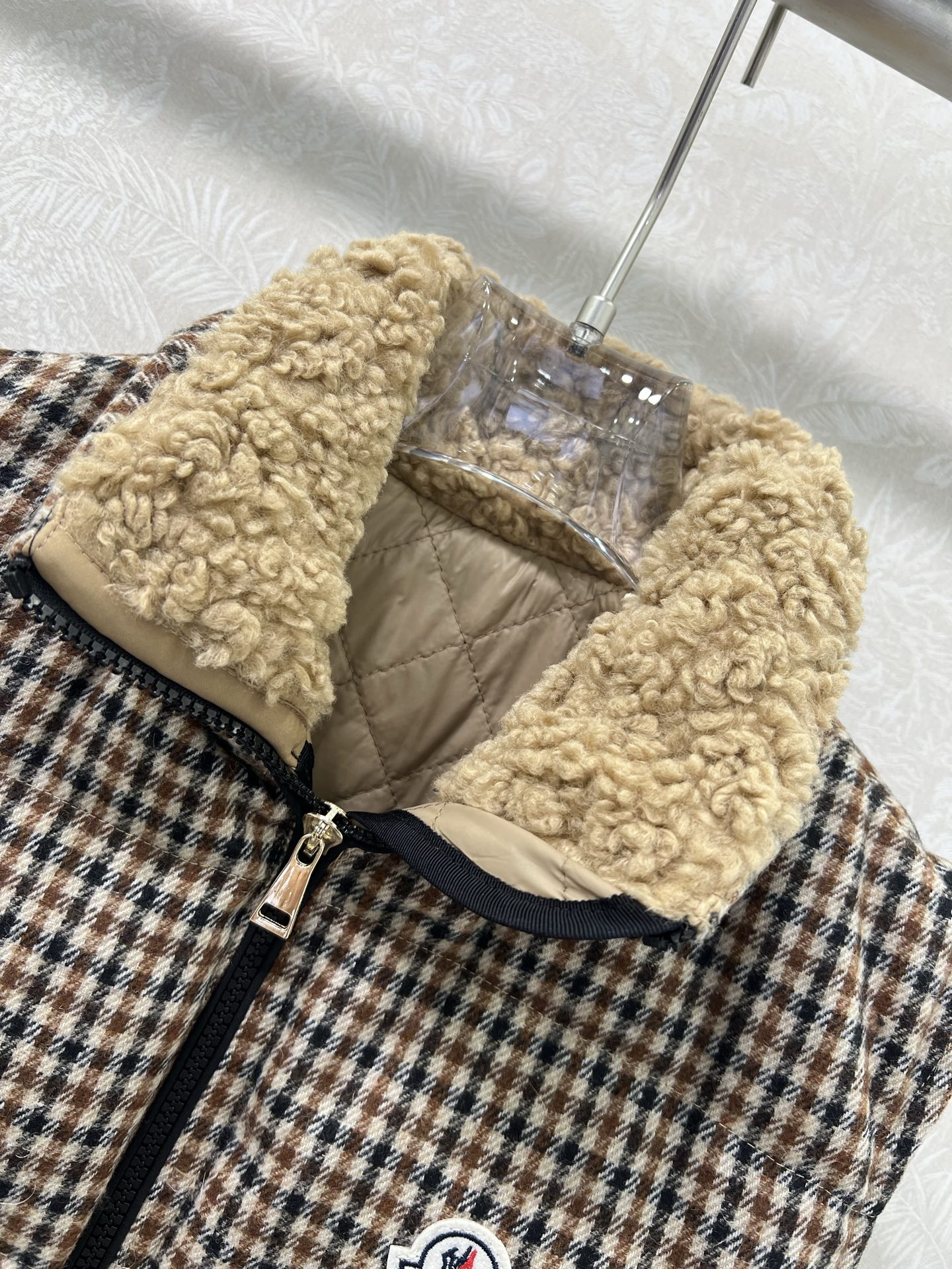 🔥🔥Mocle*25新款羊毛千鸟格羽绒马甲外套。泰迪卷毛立领与假两件尼龙拼接设计减龄少女风穿搭，经典H版