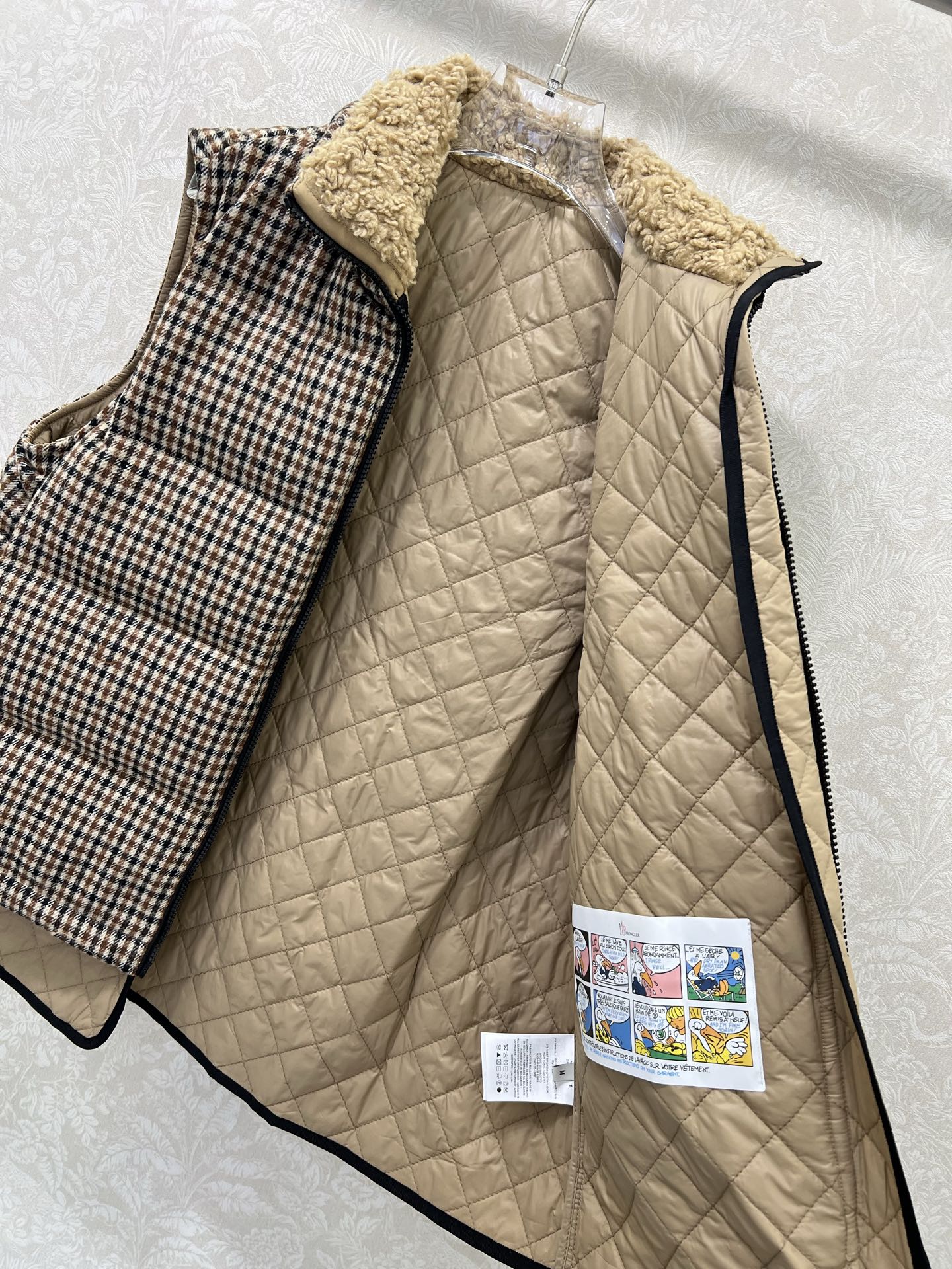 🔥🔥Mocle*25新款羊毛千鸟格羽绒马甲外套。泰迪卷毛立领与假两件尼龙拼接设计减龄少女风穿搭，经典H版