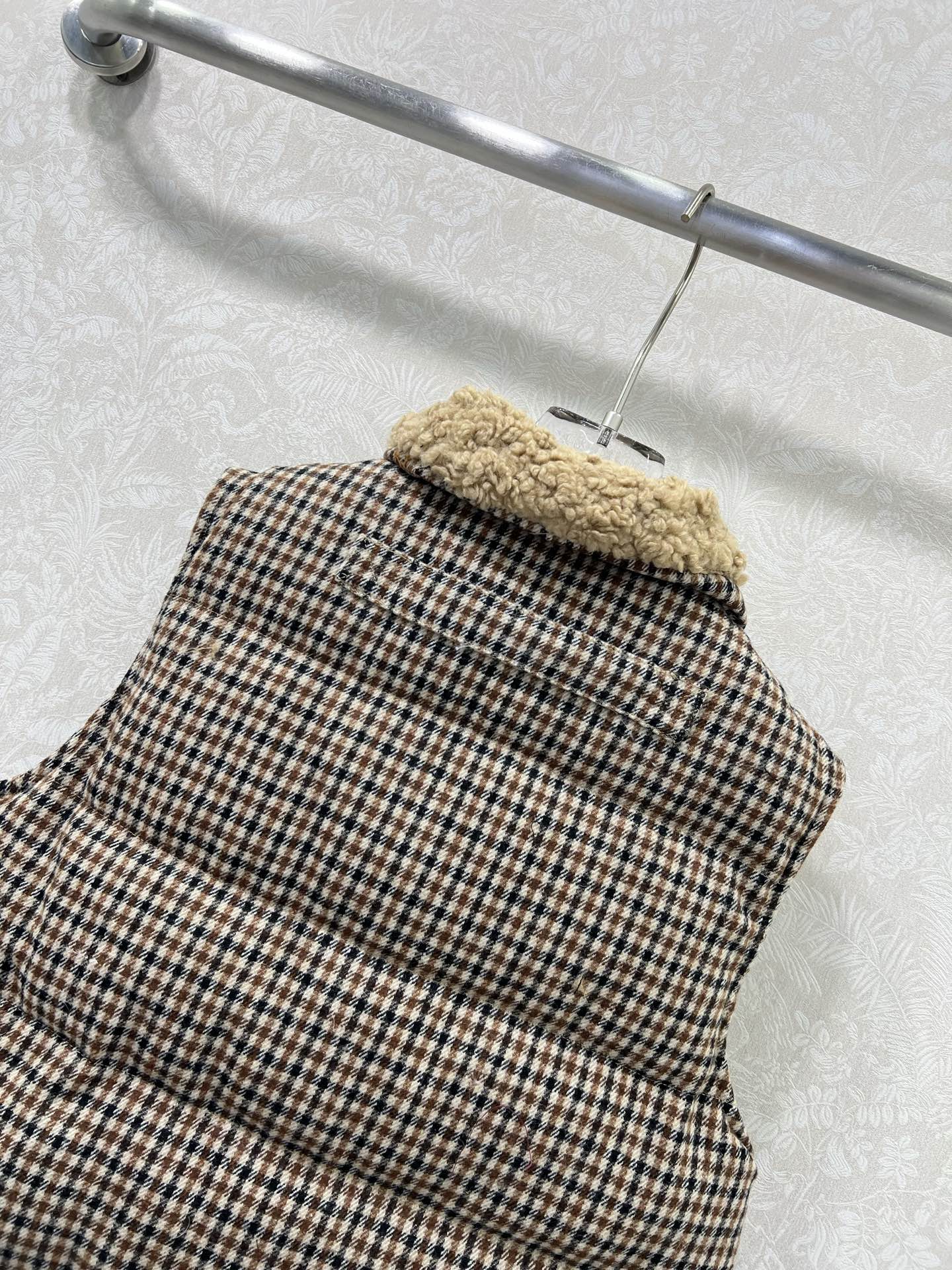 🔥🔥Mocle*25新款羊毛千鸟格羽绒马甲外套。泰迪卷毛立领与假两件尼龙拼接设计减龄少女风穿搭，经典H版