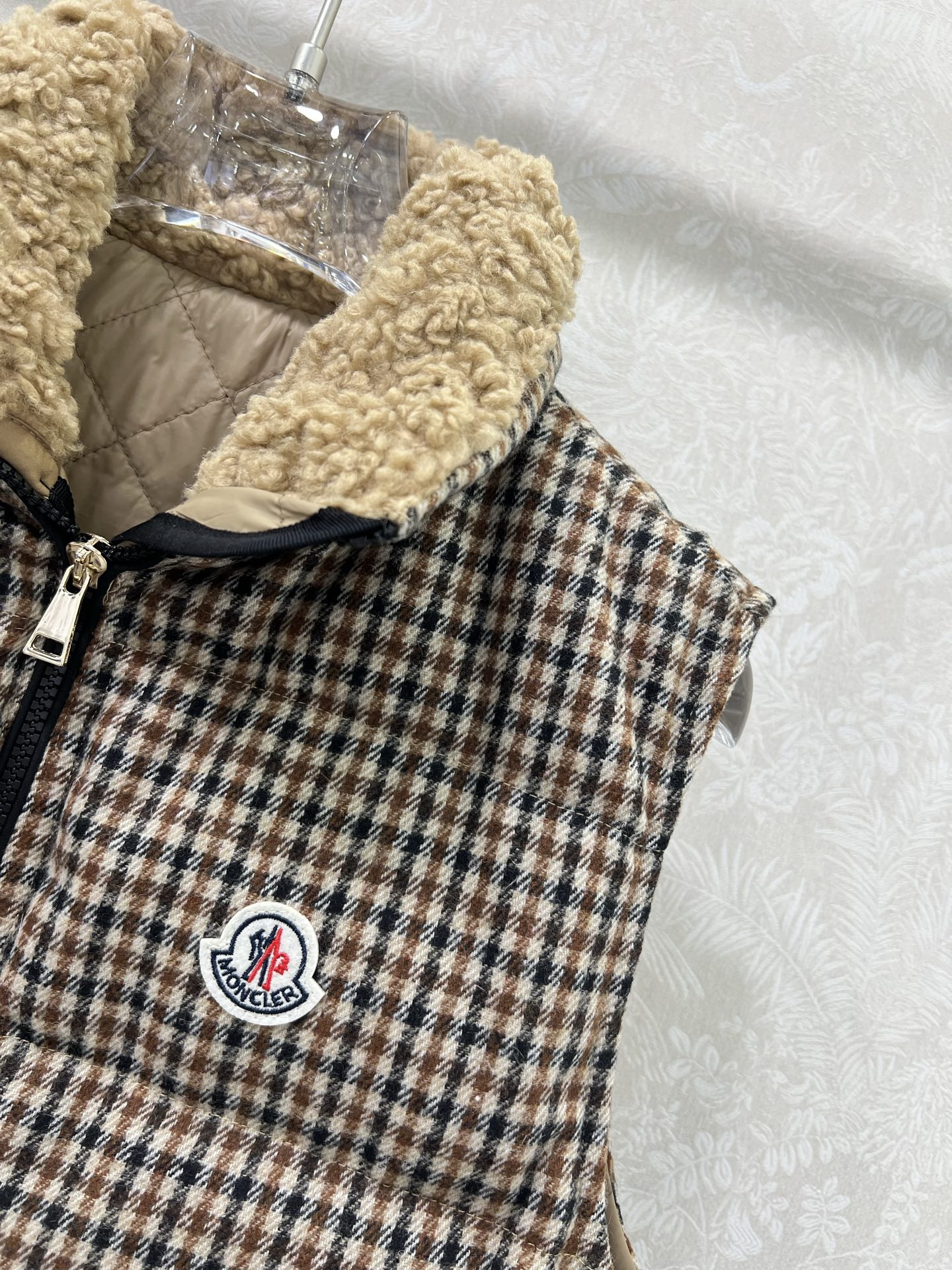 🔥🔥Mocle*25新款羊毛千鸟格羽绒马甲外套。泰迪卷毛立领与假两件尼龙拼接设计减龄少女风穿搭，经典H版