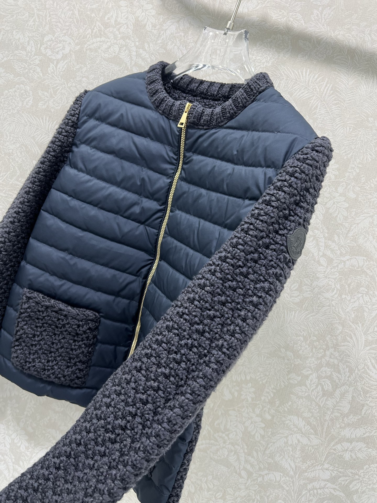 🔥🔥Mocle*25新款高智感穿搭，2双口袋针织拼接拉链羽绒服！定制YB精梳针织棉➕羊毛材质，其工艺还原