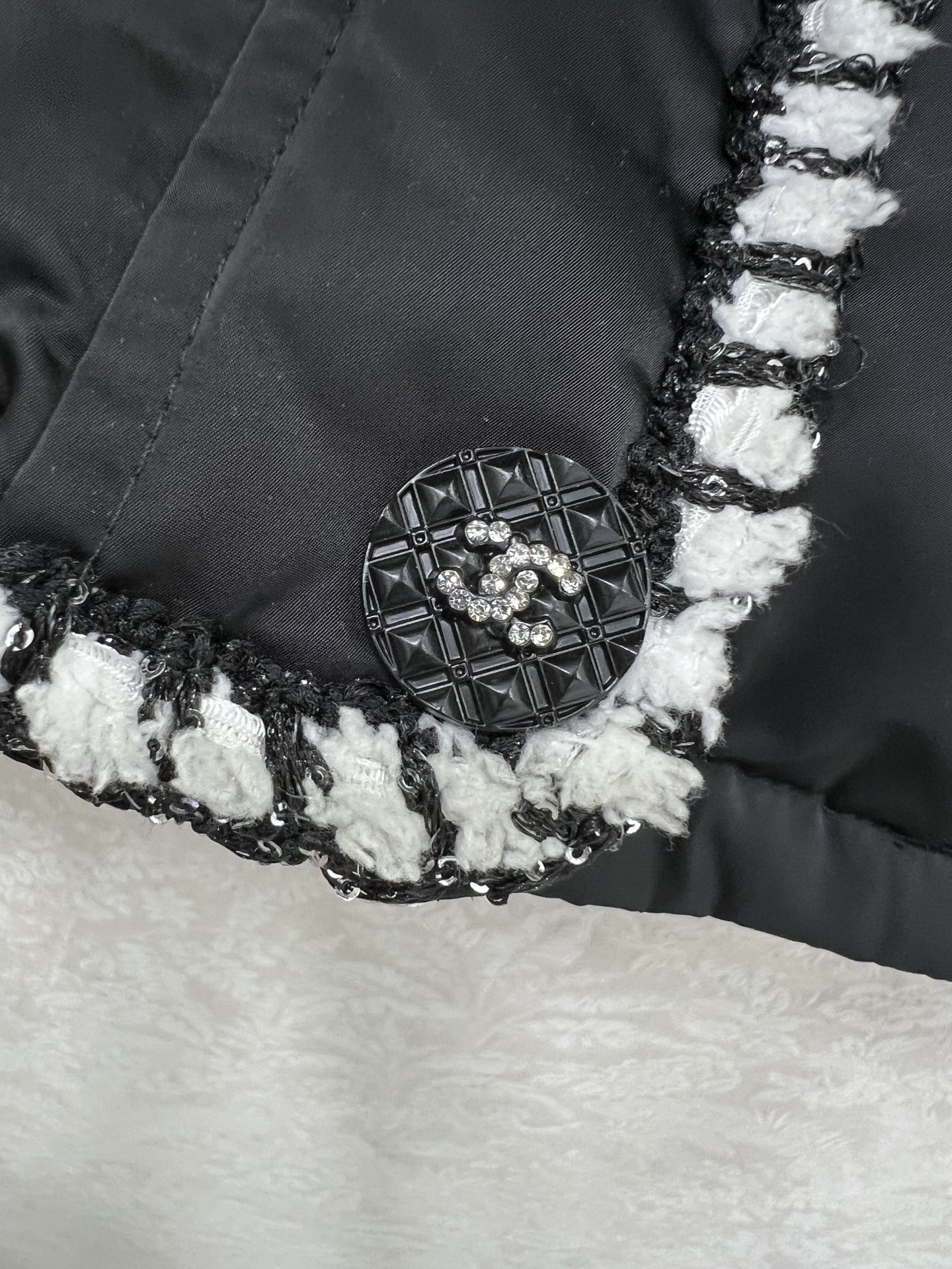 🔥🔥chan*l25新款小香拼皮羽绒服！领口处泰迪环保毛领 拼接格纹pu水洗皮设计 国标90白鸭绒 羽绒