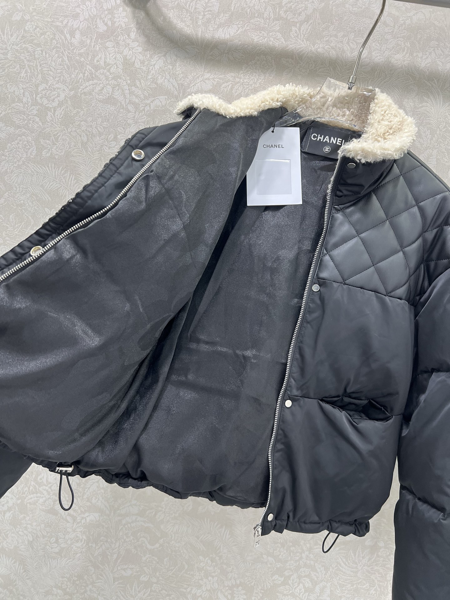 🔥🔥chan*l25新款小香拼皮羽绒服！领口处泰迪环保毛领 拼接格纹pu水洗皮设计 国标90白鸭绒 羽绒