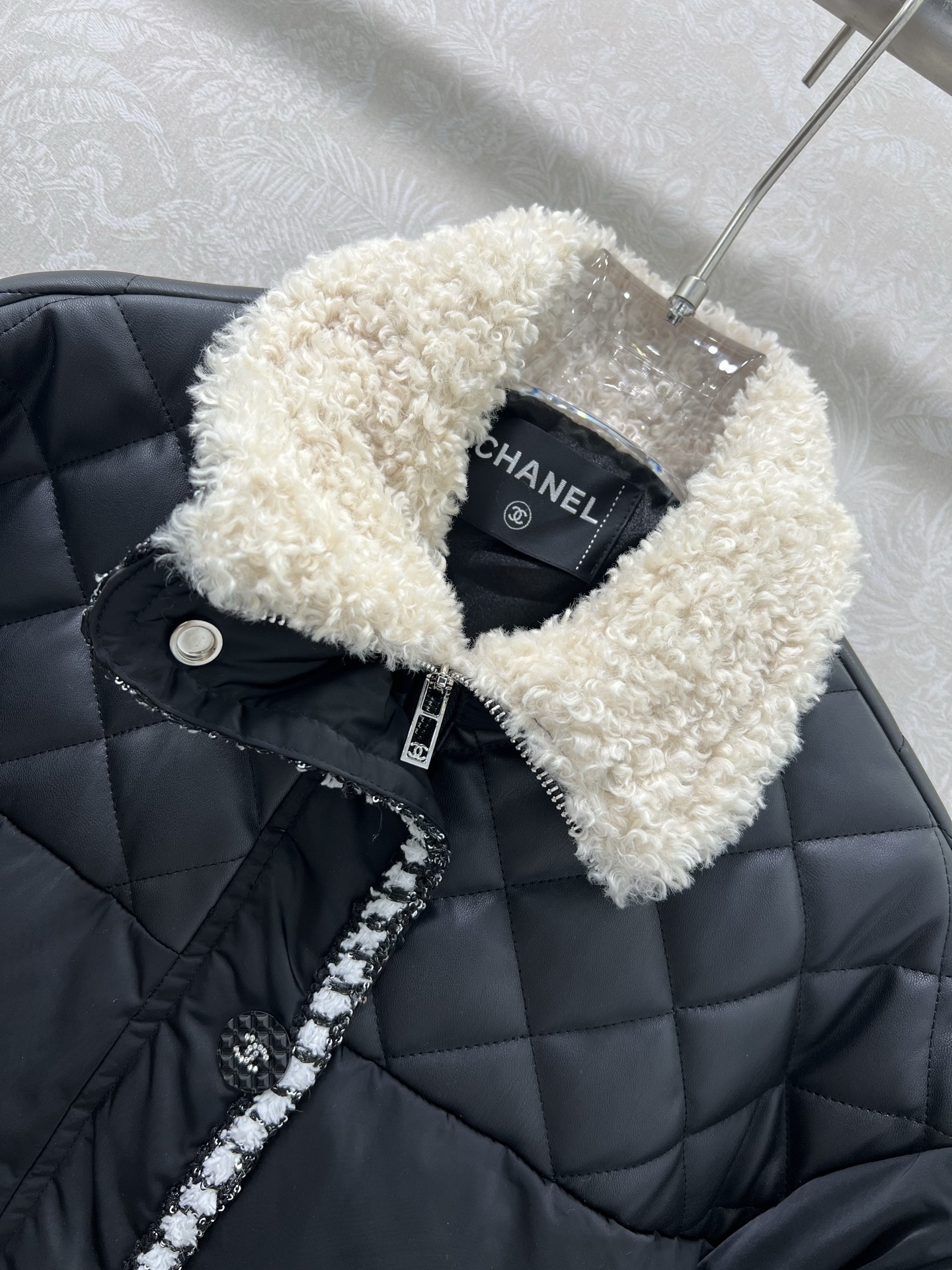 🔥🔥chan*l25新款小香拼皮羽绒服！领口处泰迪环保毛领 拼接格纹pu水洗皮设计 国标90白鸭绒 羽绒