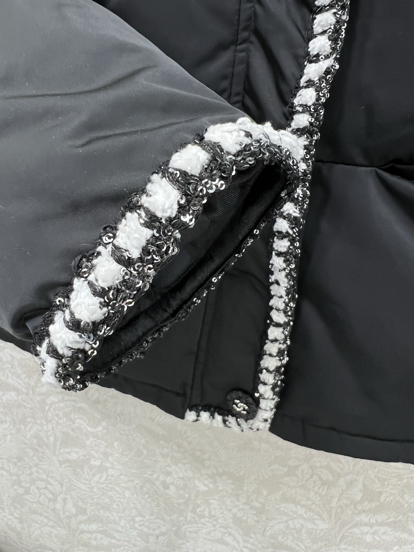 🔥🔥chan*l25新款小香拼皮羽绒服！领口处泰迪环保毛领 拼接格纹pu水洗皮设计 国标90白鸭绒 羽绒