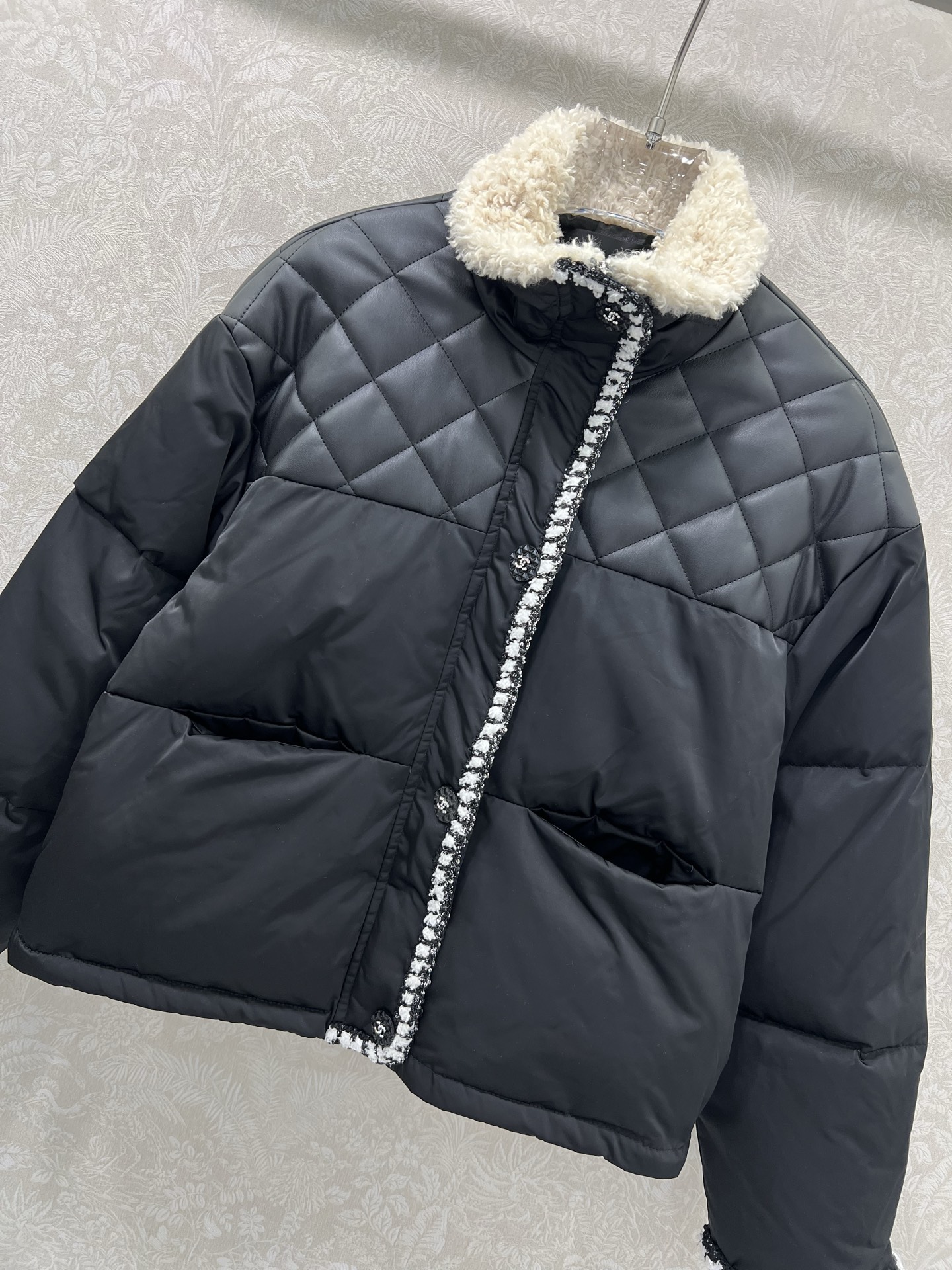 🔥🔥chan*l25新款小香拼皮羽绒服！领口处泰迪环保毛领 拼接格纹pu水洗皮设计 国标90白鸭绒 羽绒