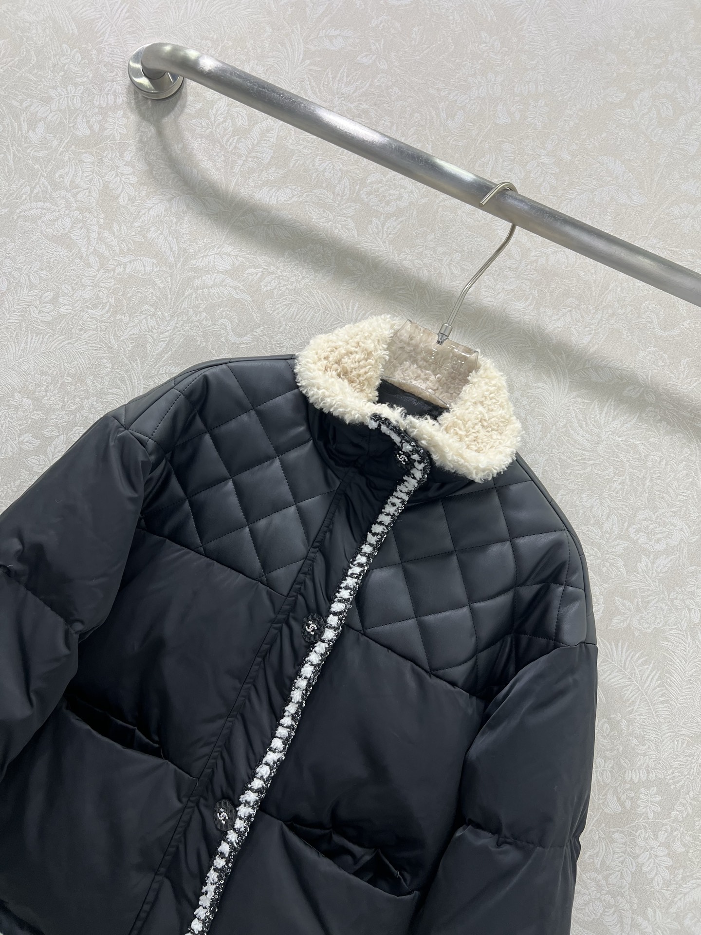 🔥🔥chan*l25新款小香拼皮羽绒服！领口处泰迪环保毛领 拼接格纹pu水洗皮设计 国标90白鸭绒 羽绒